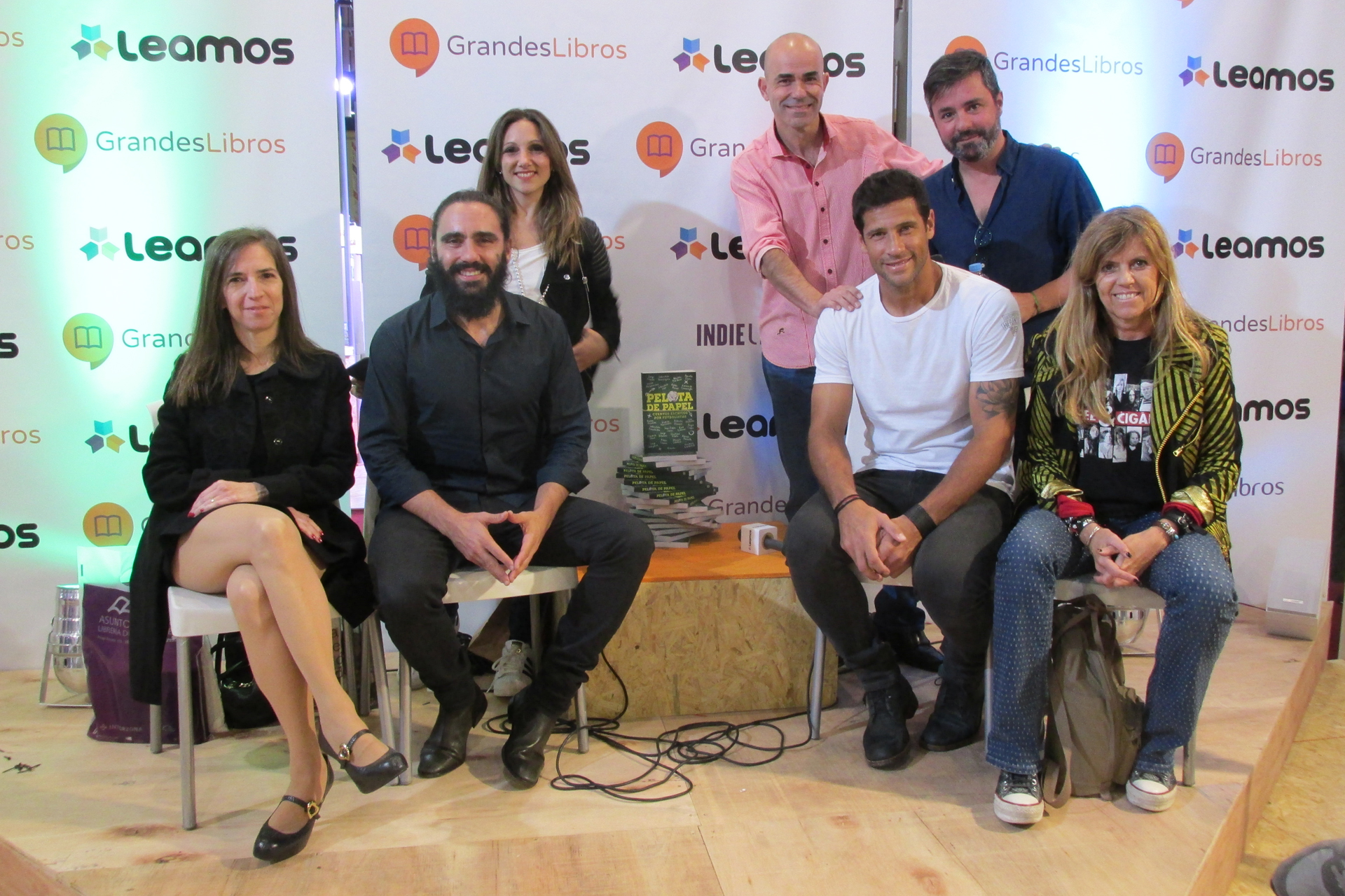 En la Feria del Libro, el espacio Leamos recibió a los periodistas y futbolistas que presentaron el libro Pelota de Papel. Ingrid Beck, Juan Pablo Sorín, Eduardo Sacheri y Sebastián Domínguez, entre los exponentes
