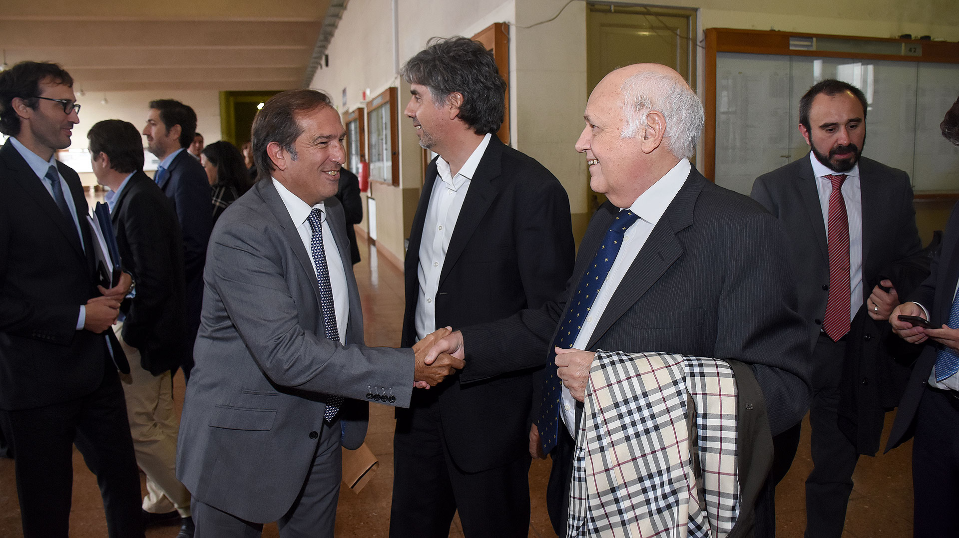 El juez penal Económico Ezequiel Berón de Astrada saluda al magistrado Jorge Tassara