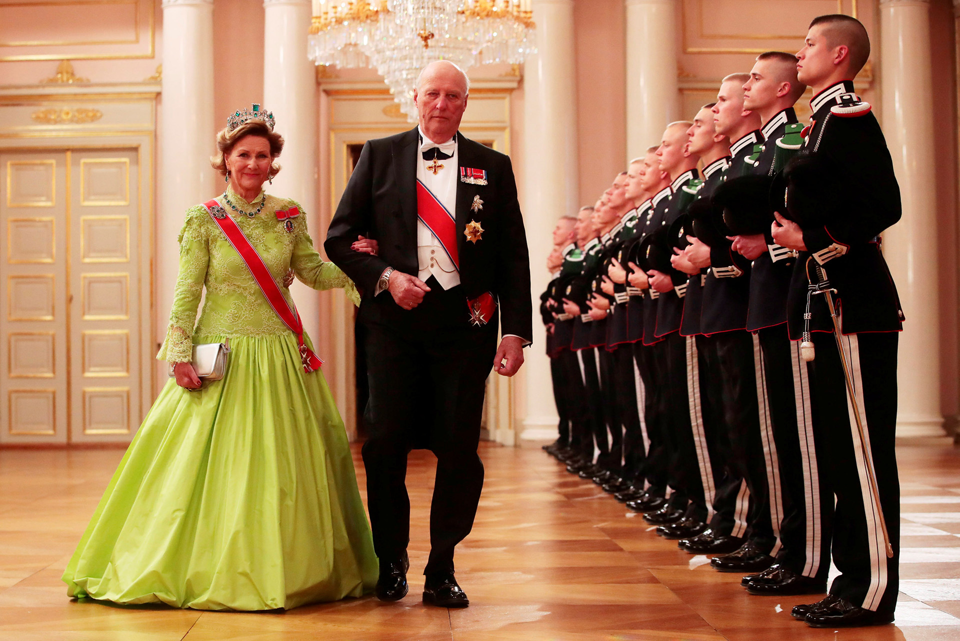 Los monarcas recibieron a los representantes de las casas reales europeas en la entrada al Palacio Real, en Oslo