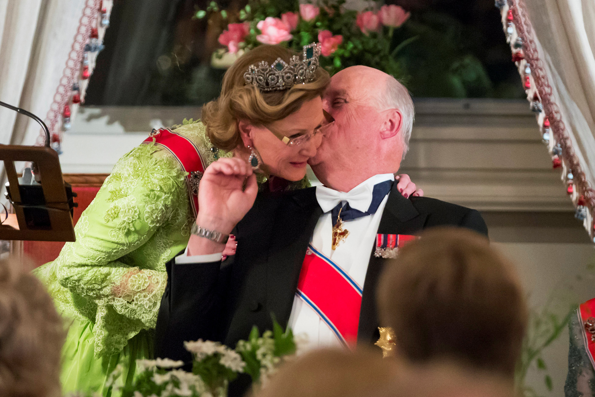 La historia de amor entre los reyes tuvo su broche de oro con su boda en 1968, luego de más de una década en la que Harald estuvo dispuesto a todo para poder casarse con Sonja, incluso renunciar al trono