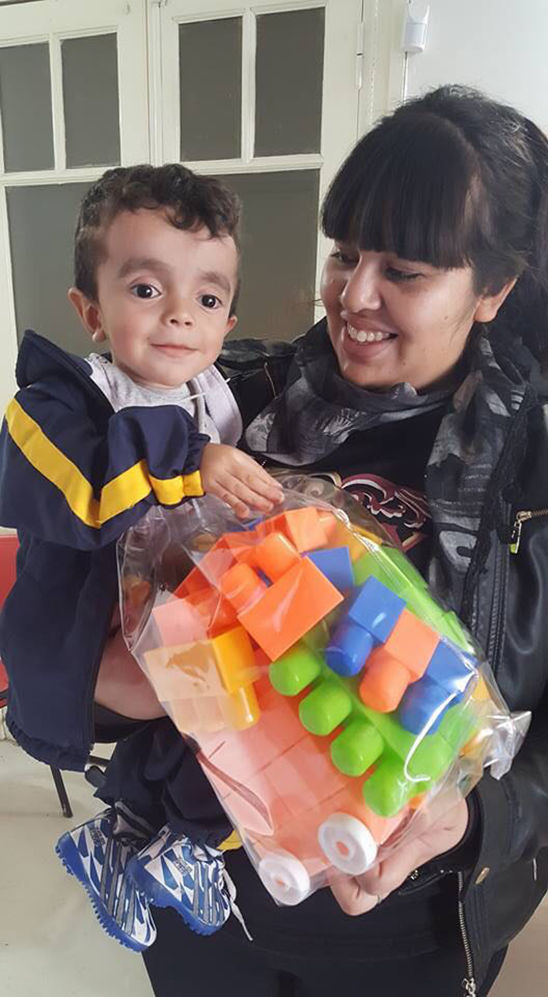 Compuesta hoy en día por más de 300 personas, el trabajo constante de aproximadamente 10 de ellas, cambia la vida de miles de familias afectadas por algún problema en particular