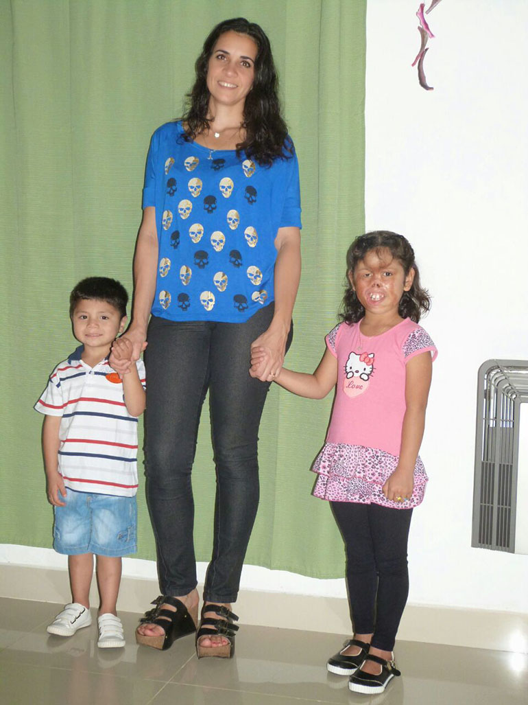 Cuando tenían 6 y 8 años, ya en su nueva casa y con su nueva familia, en Hurlingham