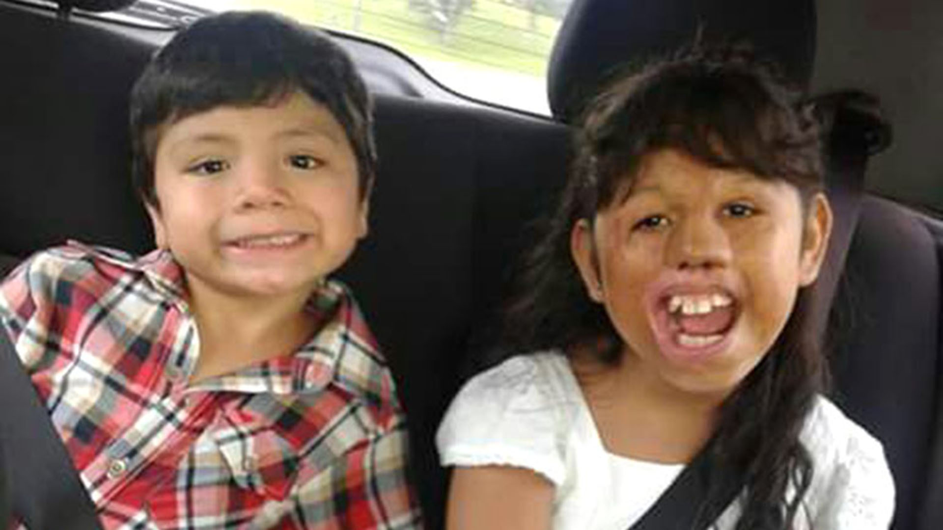 Betiana y su hermano Ezequiel. Los chicos fueron adoptados luego por una familia de Hurlingham.
