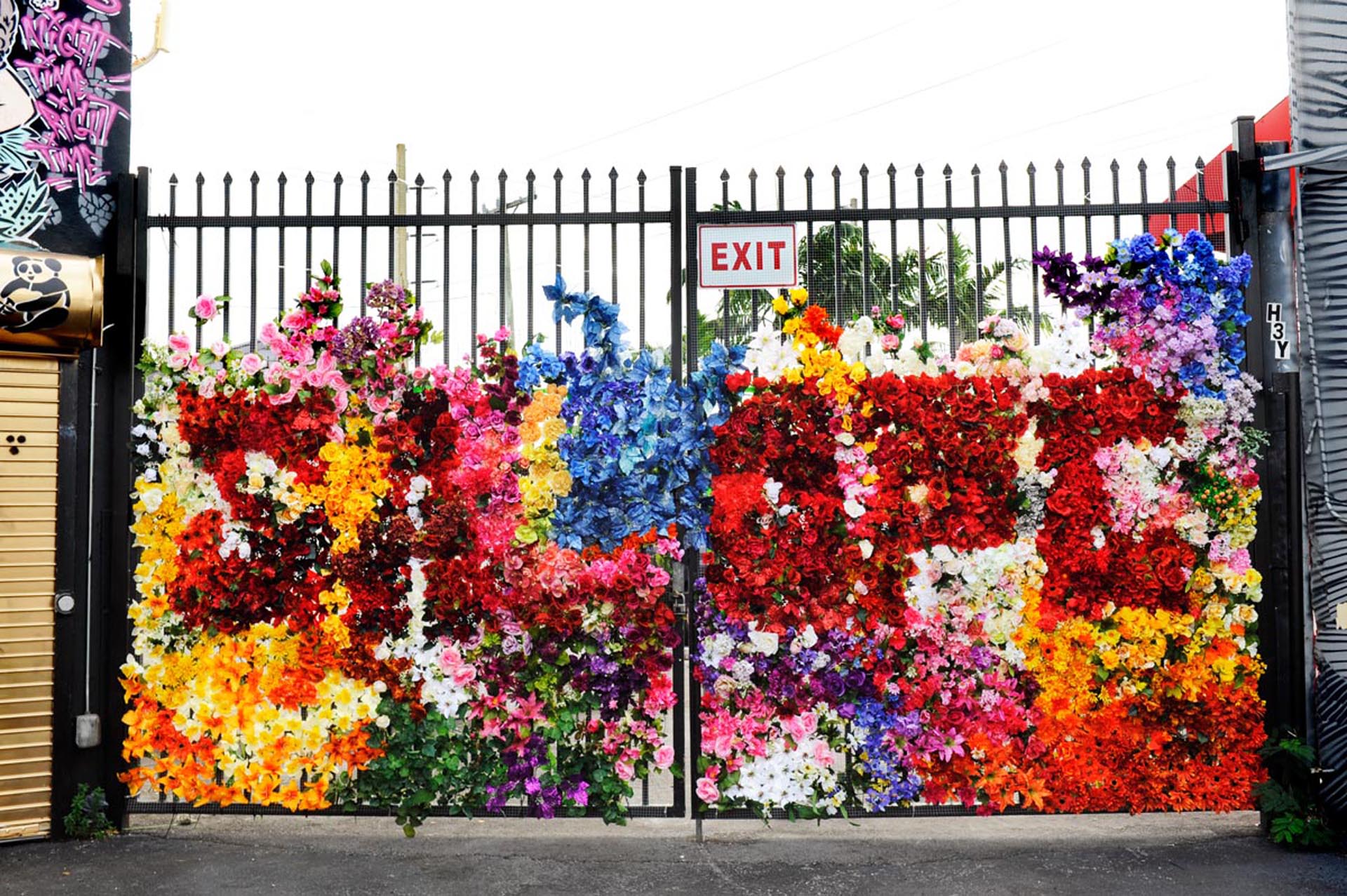 Mural creado por la artista francesa Fafi, cubierto en su totalidad con flores artificiales en el interior de una de las puertas de Wynwood.