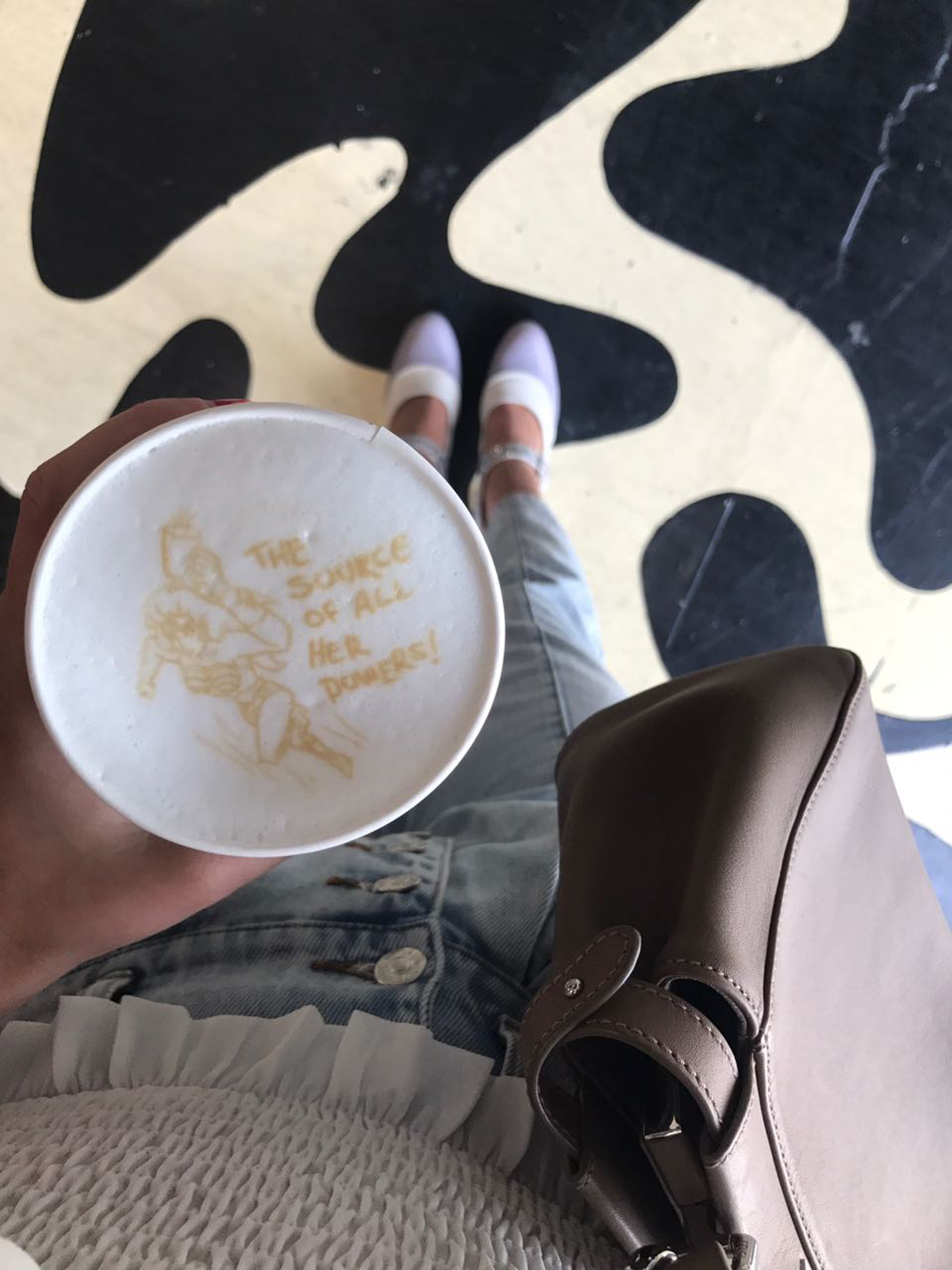 Diseños pesonalizados para quienes compran el café. Inspirado en ‘girl power’ Angie eligió a una mujer superpoderosa con la frase ”El recurso de todos sus poderes”.