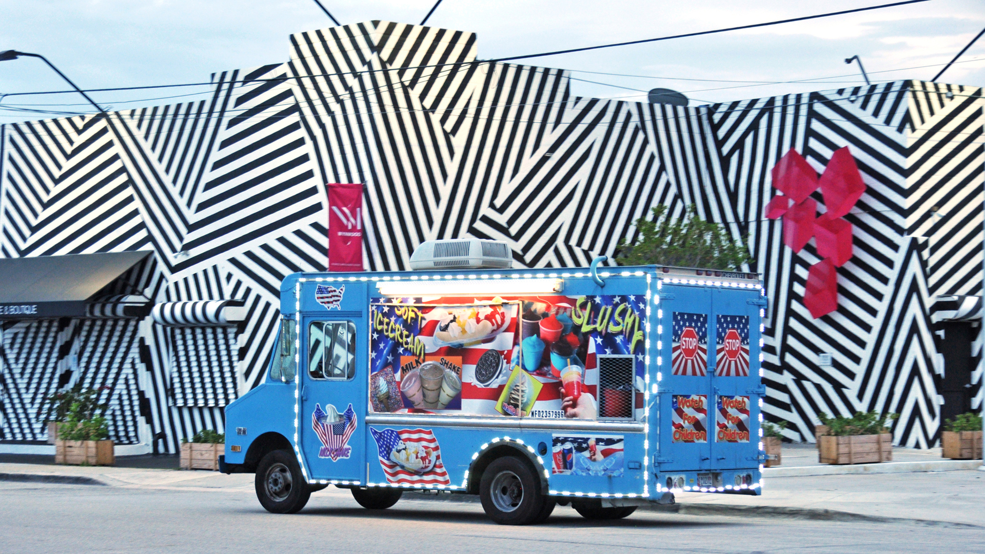 El colorido y ecléctico distrito Wynwood nació en 2009 luego de sufrir una impactante renovación en su diseño, ya que era una zona de fábricas abandonadas. El lugar es considerado un museo a cielo abierto, con murales y más de 70 galerías de arte. Además, están los bares y cafeterías que combinan la expresión artística con la mejor movida juvenil