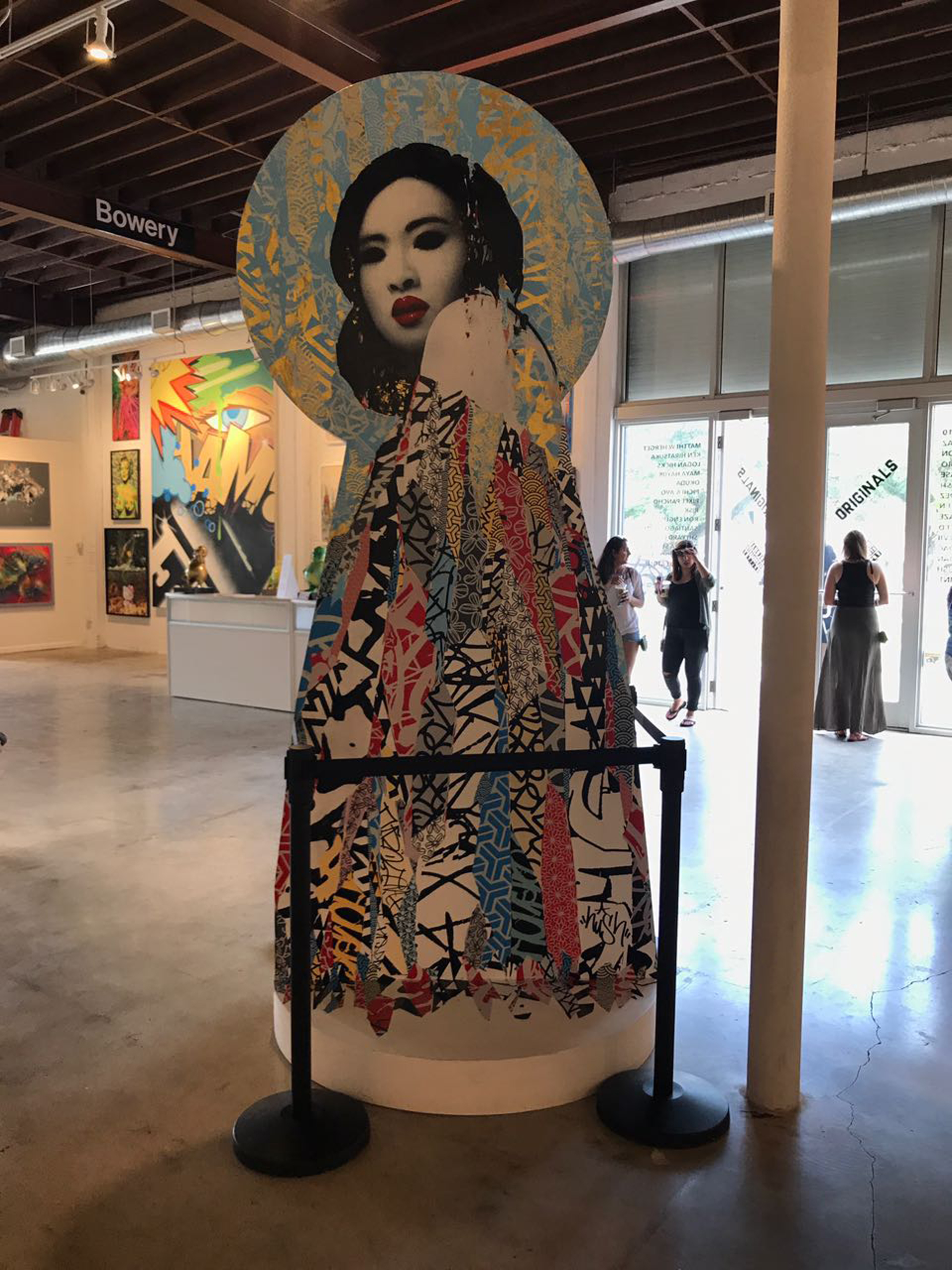 Geisha retratada por Hush, el artista que se inspira en la figura de la mujer para plasmar sus obras.