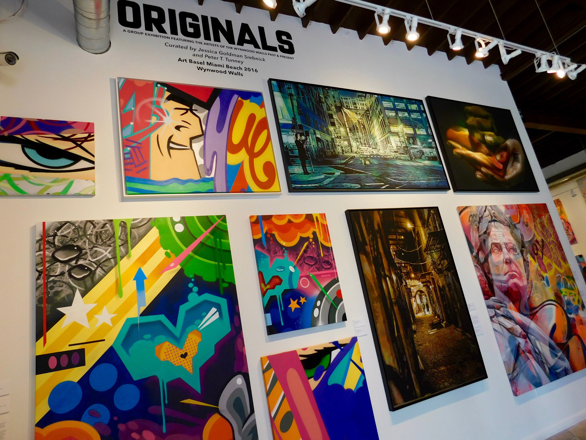 Las obras se destacan por el uso infinito de colores y retratar momentos.