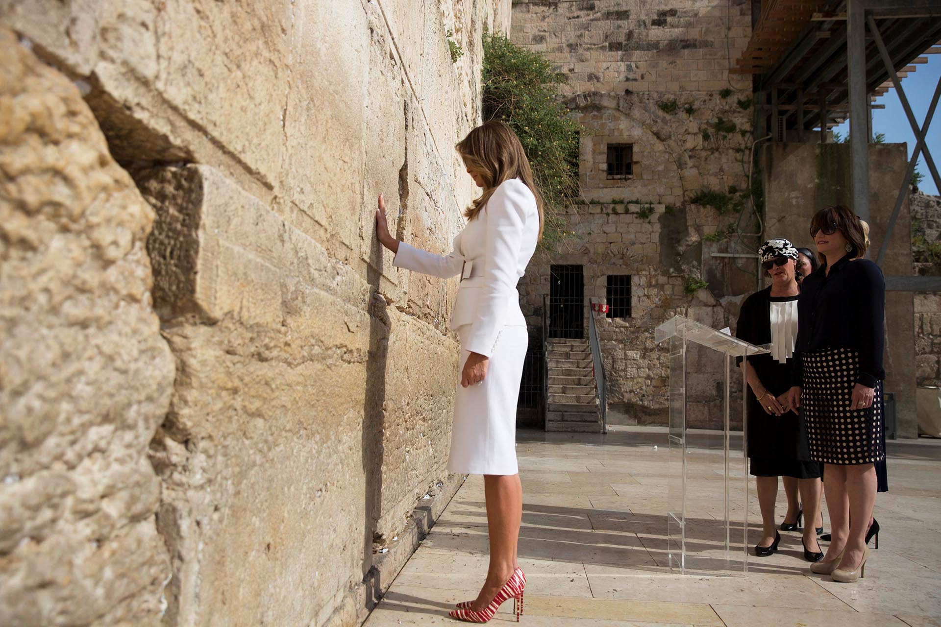 Haciendo honor al power dressing la primera dama suele lucir conjuntos básicos y elegantes -saco y falda pencil, como este que llevó a la gira por Israel de la marca Michael Kors, que completó con tacos altos en tono rojo y blanco.