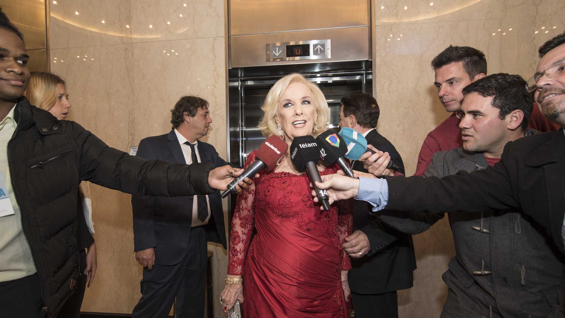 La llegada de Mirtha Legrand a la cena anual de Conciencia, Conciencia una asociación cívica no partidaria, sin fines de lucro, centrada en la educación en valores y en la participación ciudadana para una sociedad más justa y democrática