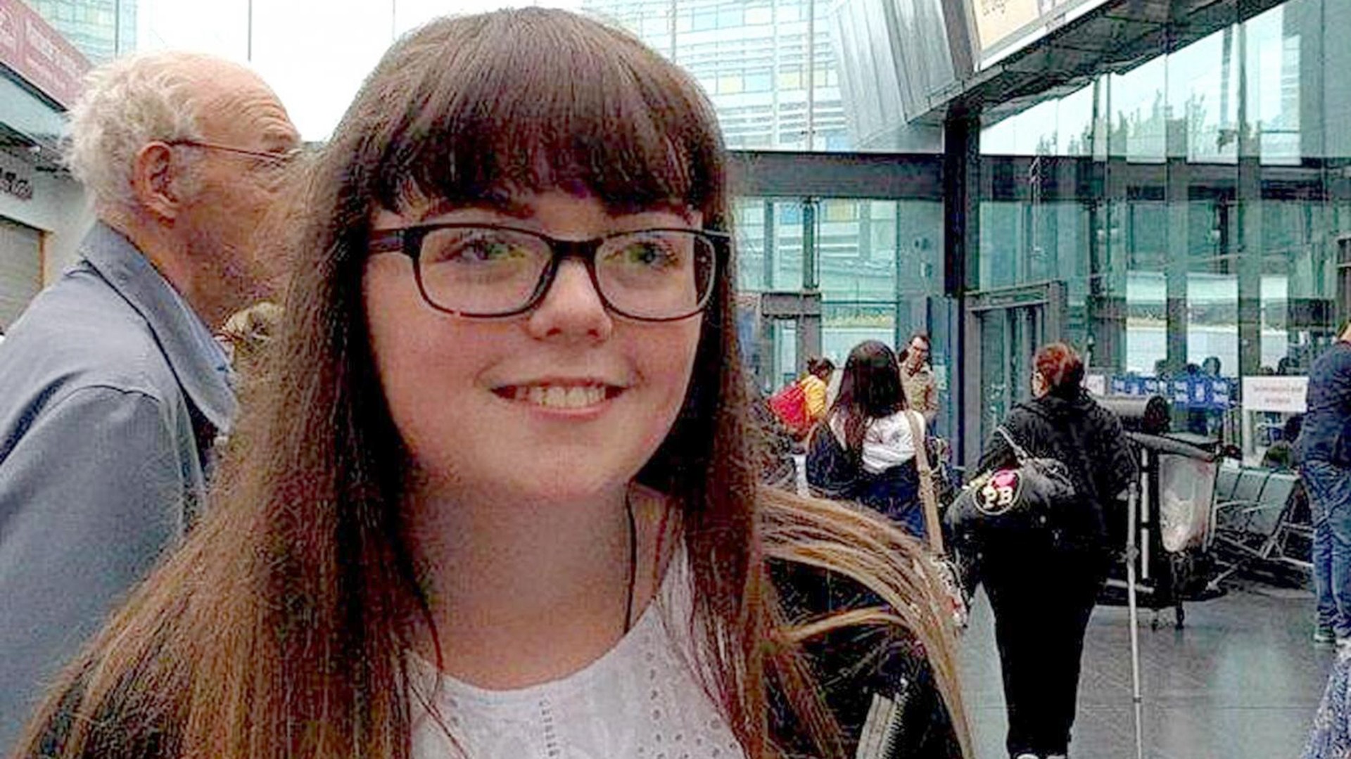 Georgina Bethany Callander, de 18 años, falleció en el hospital tras haber resultado herida por las explosiones (Twitter)