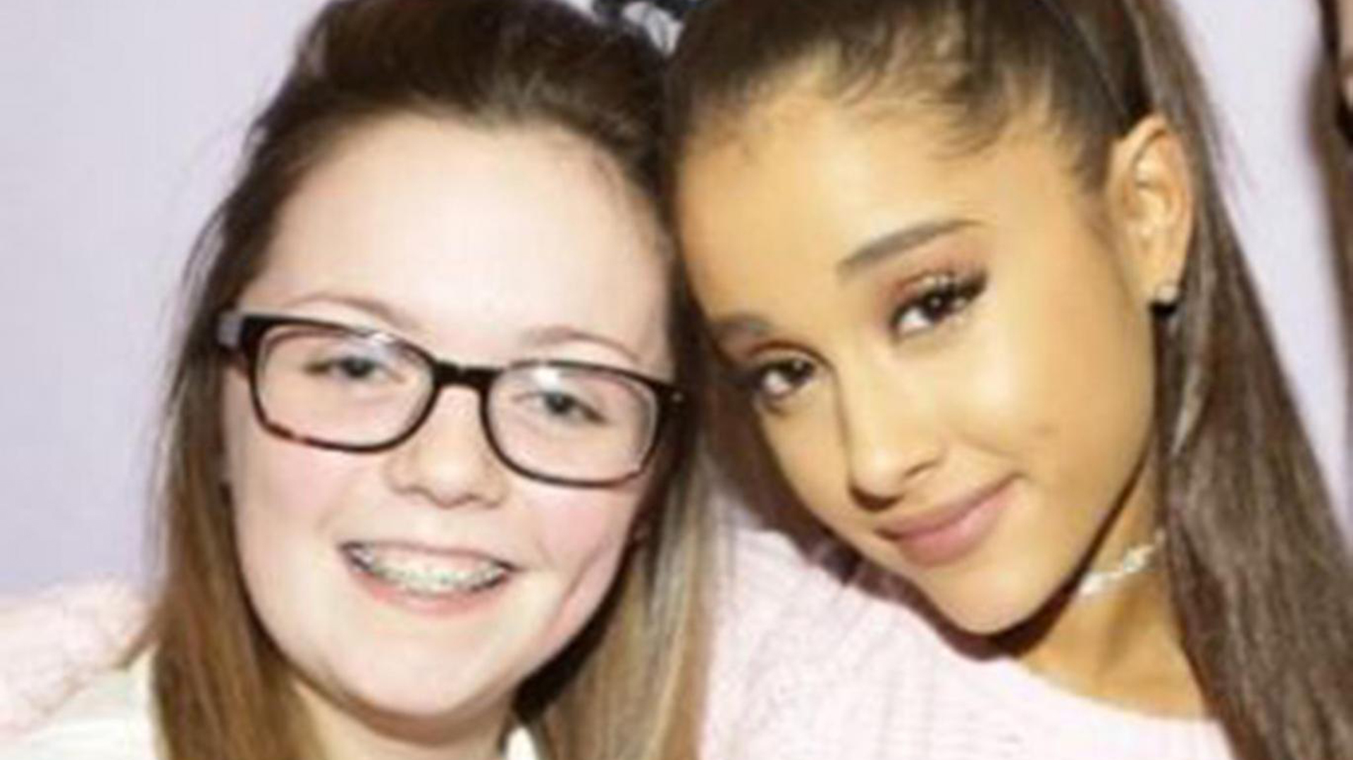 Callander junto a la cantante pop Ariana Grande, a la que conoció en 2015 (Twitter)