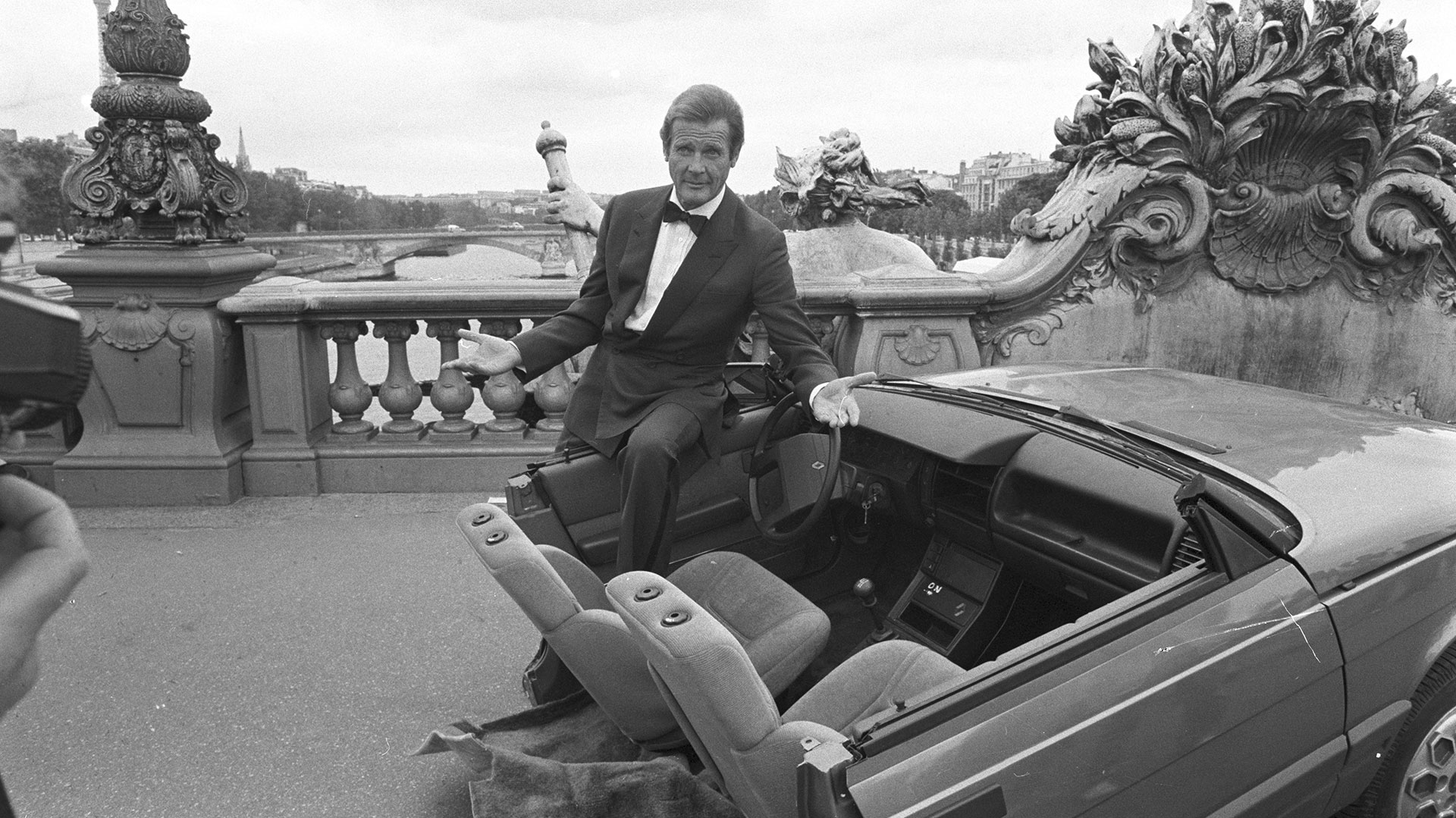 Mootre demuestra su humor en la filmación en París de “En la mira de los asesinos”, en 1984 (Getty)