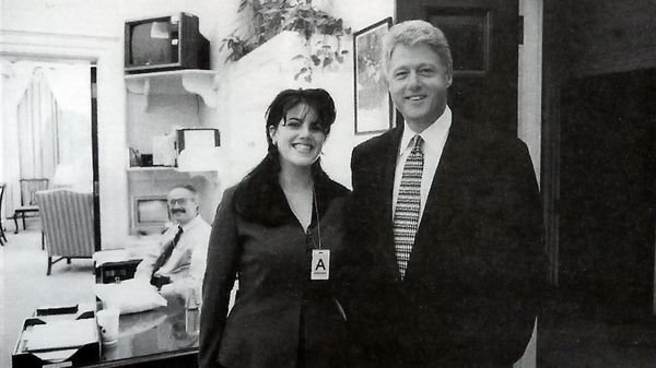 En los años del escándalo, la joven Monica Lewinsky con el ex presidente Bill Clinton.