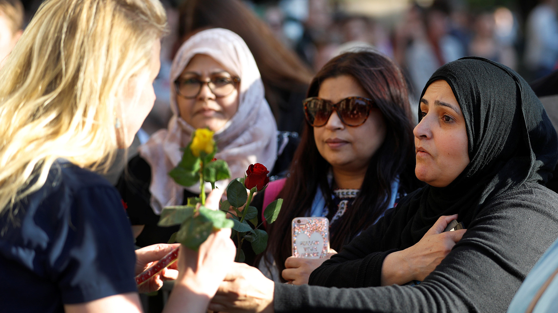Miles de personas se congregaron en el centro de Manchester (REUTERS)
