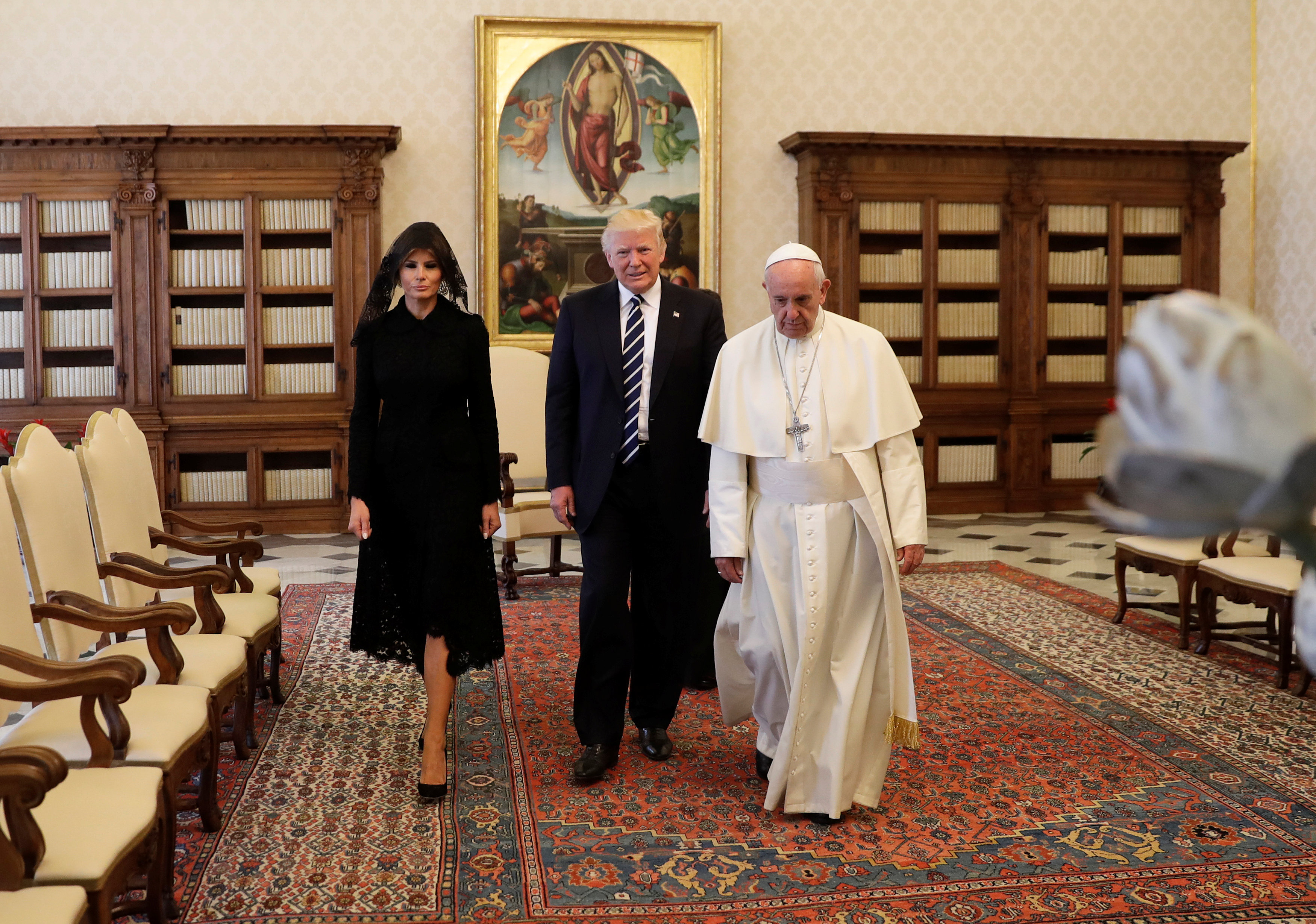Melania luciÃ³ un vestido de encaje negro por debajo de la rodilla, unos zapatos altos al tono y una mantilla de puntilla que cubrÃ­a su pelo castaÃ±o claro. Dolce & GabannaÂ (REUTERS/Alessandra Tarantino/pool)