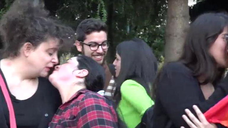 Hace unas semanas se organizó un “besazo” en la plaza Alsina, en repudio a los actos homófobos policiales en Morón