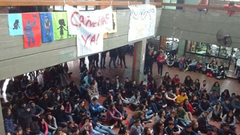 Una de las asambleas realizadas en la escuela Manuel Dorrego de Morón