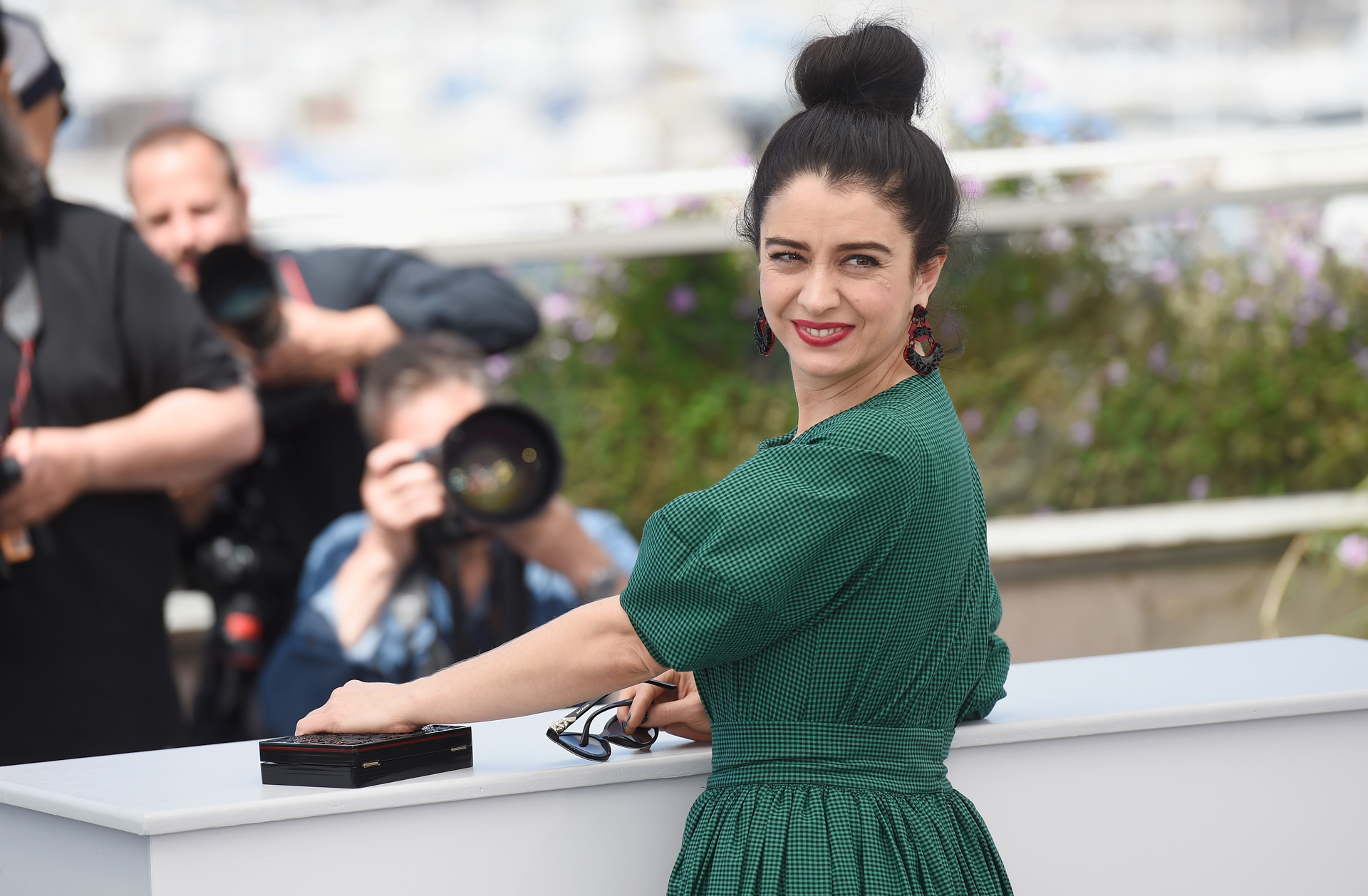 Su accesorios clutch, anteojos y aros en tono negro (Antony Jones/Getty Images)
