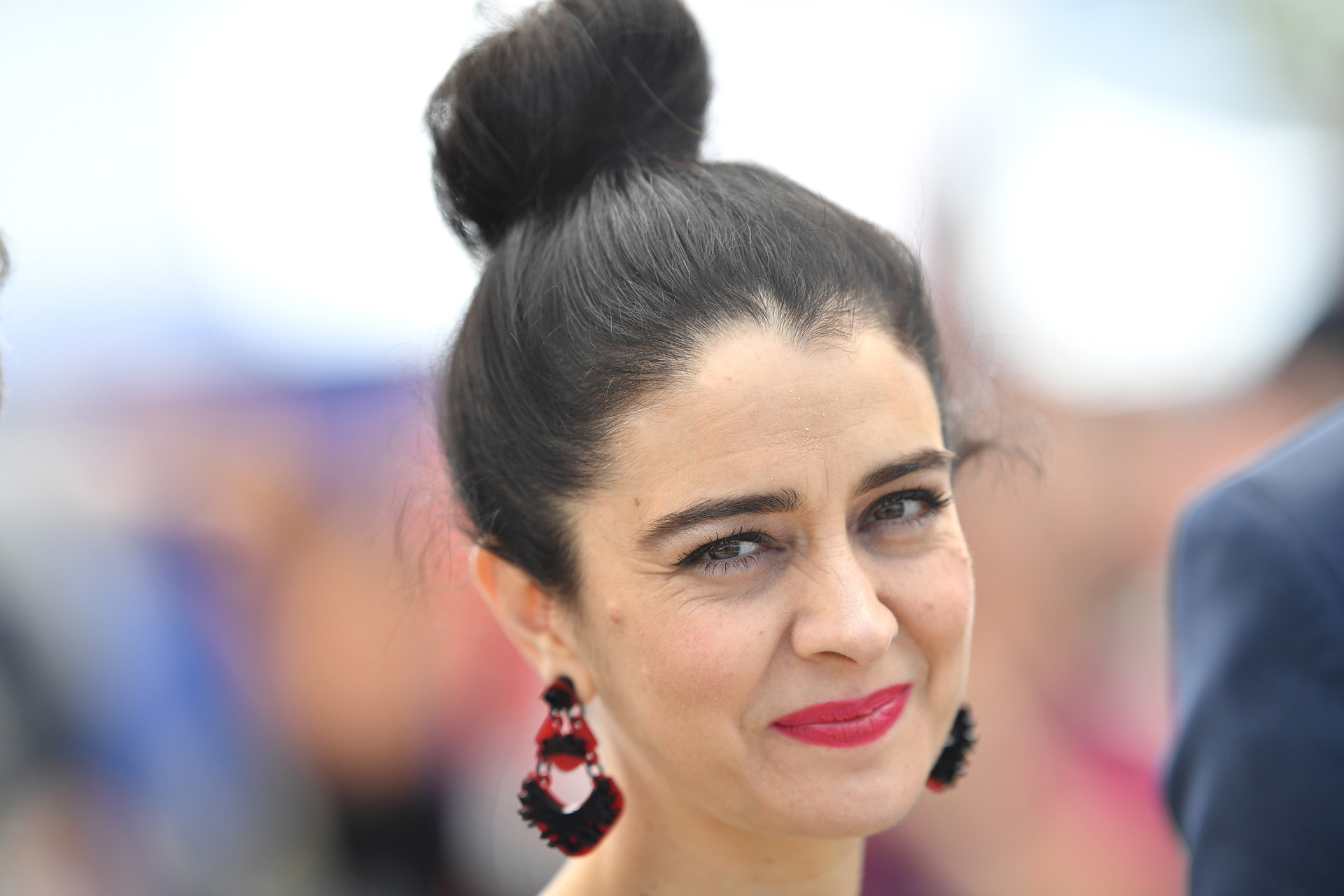 La elección beauty de Rivas se adaptó a la ocasion. Un recogido rodete alto con maquillaje sobrio con labios protagonistas (Pascal Le Segretain/Getty Images)