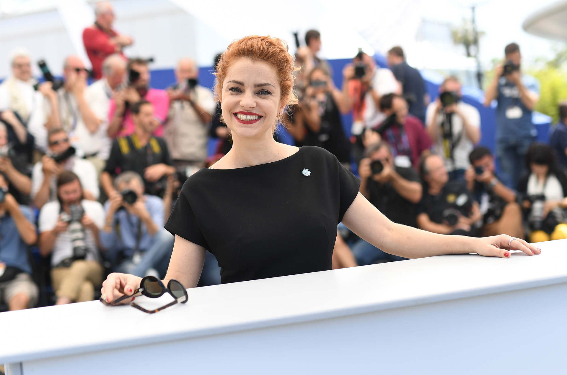 Dolores Fonzi brilló con su estética retro en cuanto a maquillaje con labios rojo mate y peinado recogido bajo (Pascal Le Segretain/Getty Images)