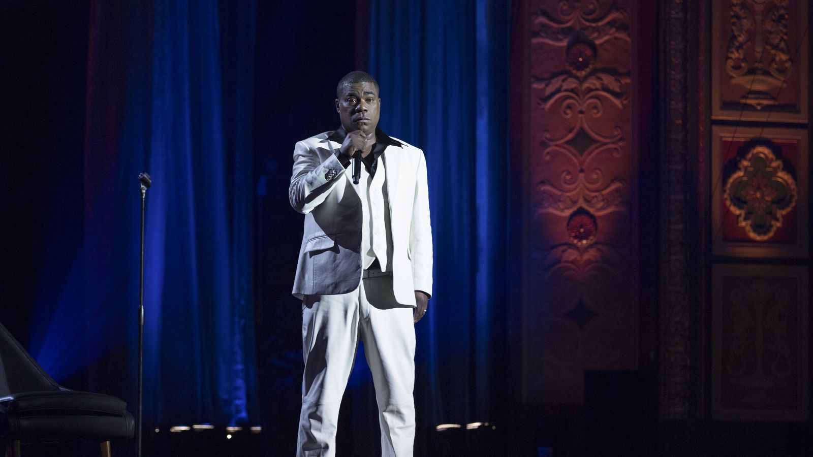 Morgan rinde tributo al atuendo icónico de la película ‘Saturday Night Fever’