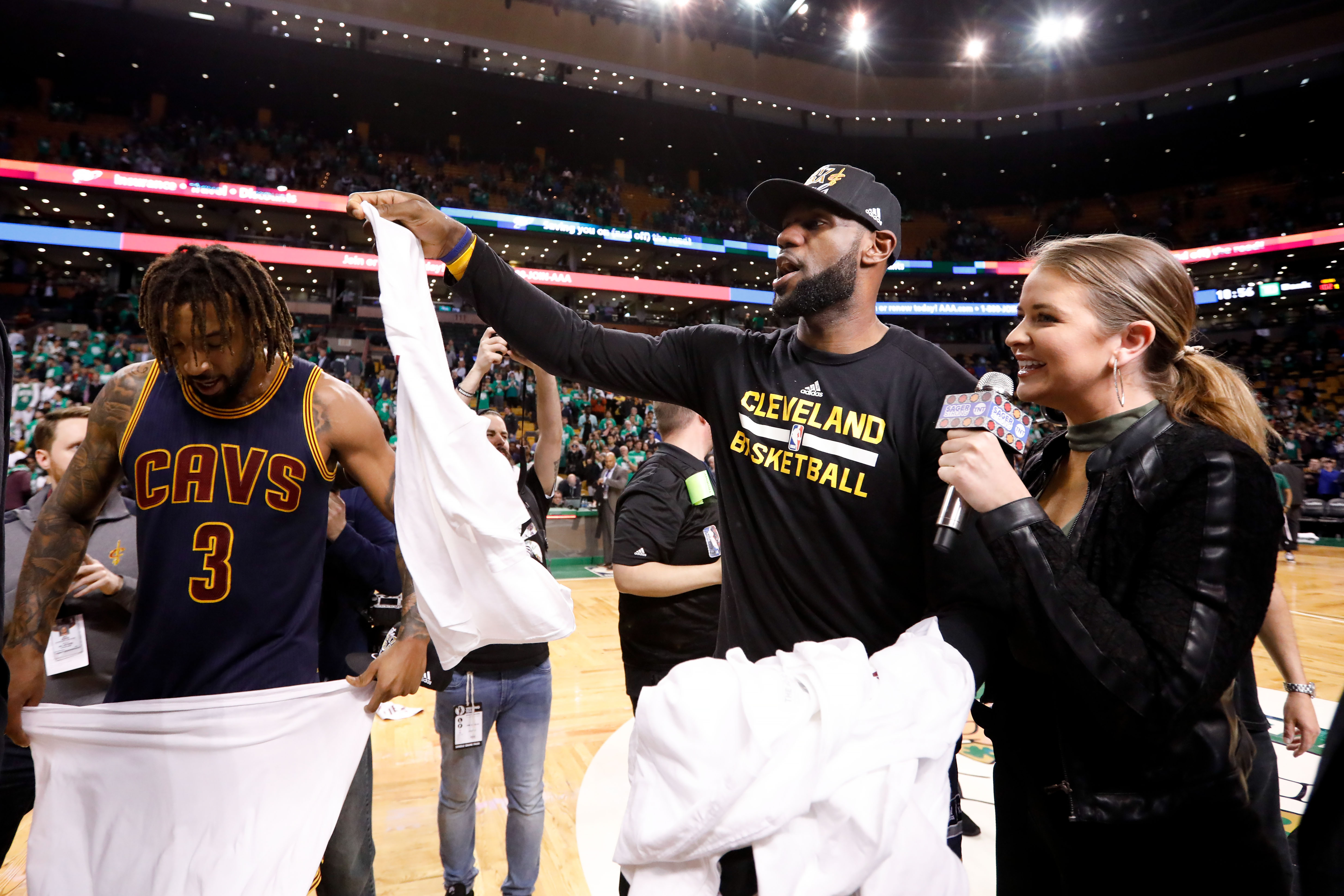 Lebron celebra el pase la final y su récord histórico. (Reuters)