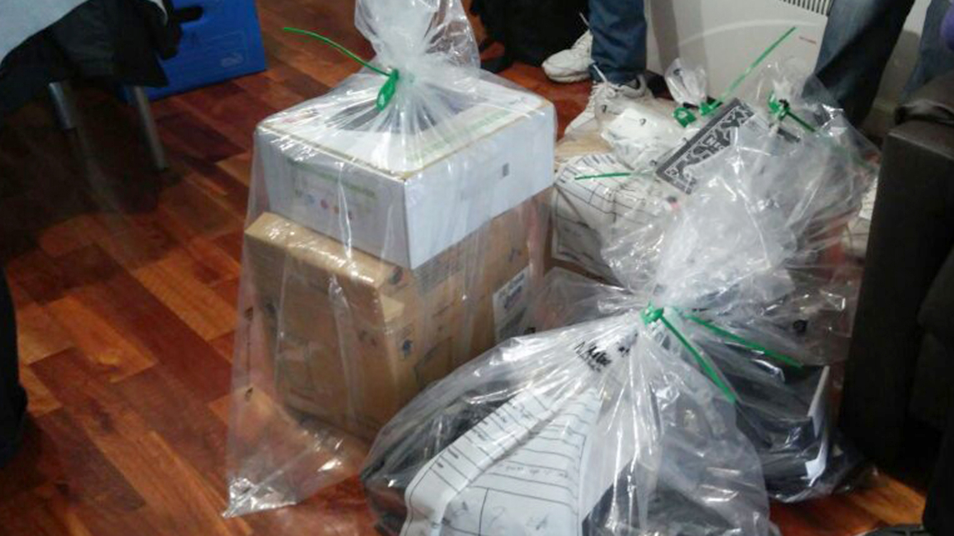 Todo los dispositivos y objetos serán peritados en busca de nueva evidencia