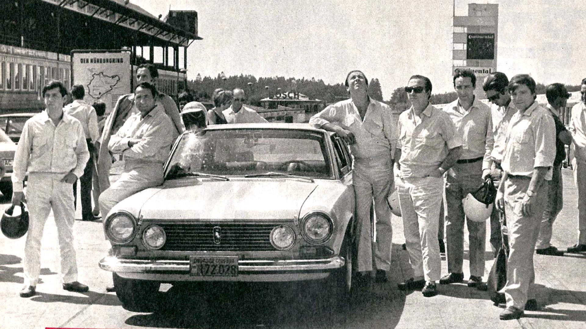 El equipo Argentino posa para la foto con el Torino como testigo