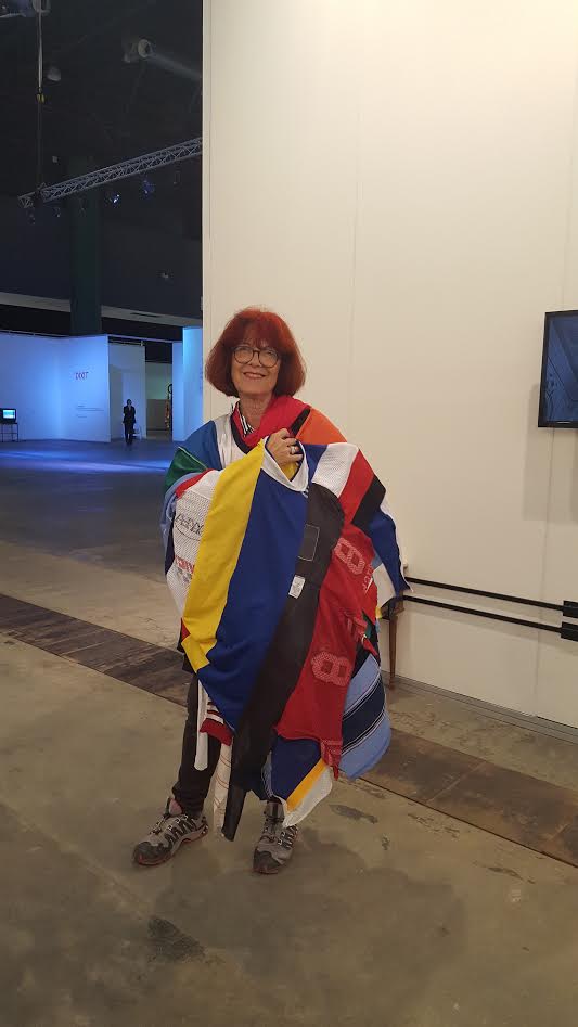 La artista María Rosa Andreotti, activando el pangolé de Dani Umpi.