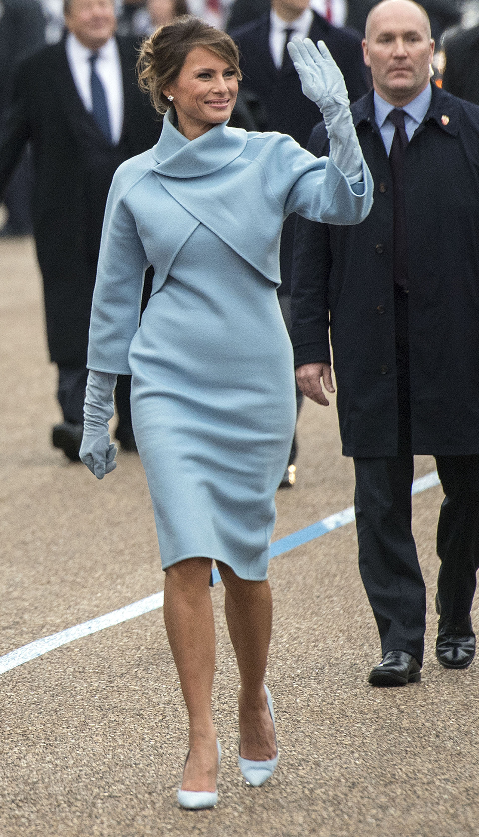 Para la asunciÃ³n de Trump como presidente, Melania opto por un look monocromo en celeste. Un diseÃ±o de Ralph Lauren con cuello y corte asimÃ©trico. Lo acompaÃ±o con guantes y stiletto a tono. El mismo color usÃ³ Jackie Kennedy en la asunciÃ³n de John F. Kennedy (Photo by Kevin Dietsch â€“ Pool/Getty Images)