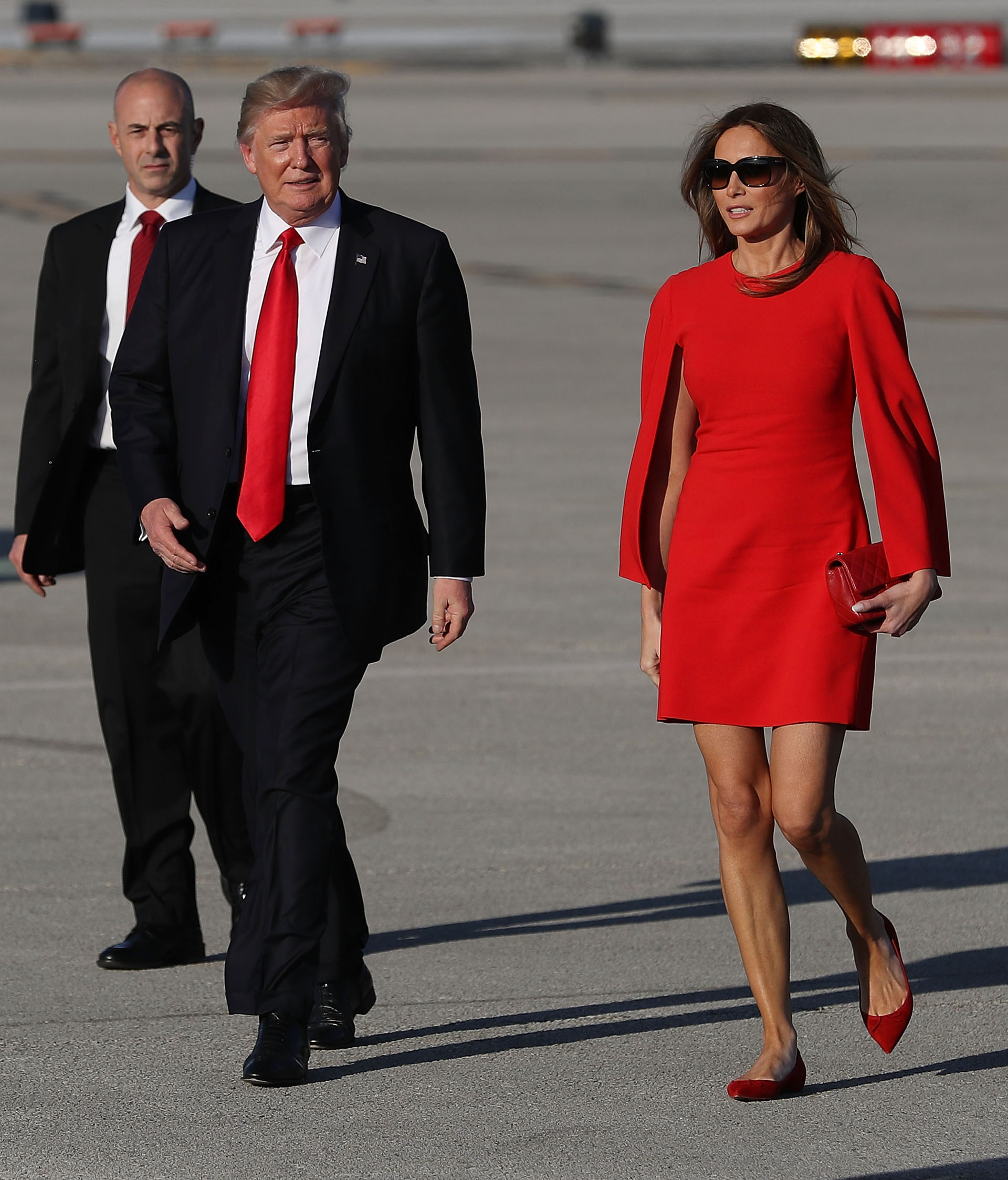 Envuelta en un Givenchy,al cuerpo y con mangas abiertas. Chatas en punta, gafas xl y clutch. Un total look en rojo(Photo by Joe Raedle/Getty Images)