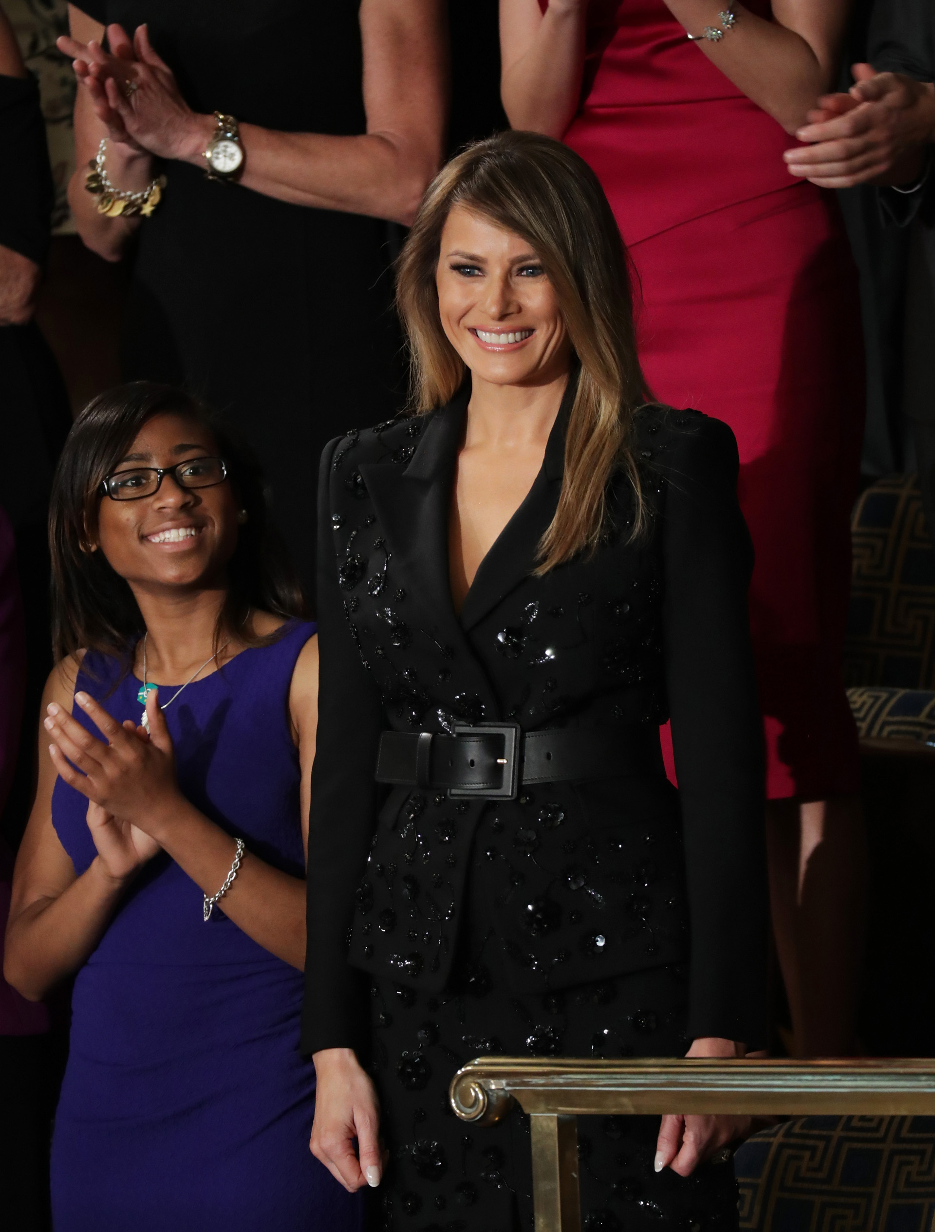 En un tailleurÂ en negro bordado con piedras y detalle de cinturÃ³n, el diseÃ±o de Michael Kors uno de los mÃ¡s criticados por el elevado costo del mismo que la misma Melania comprÃ³ por USD 9.590(Photo by Chip Somodevilla/Getty Images)