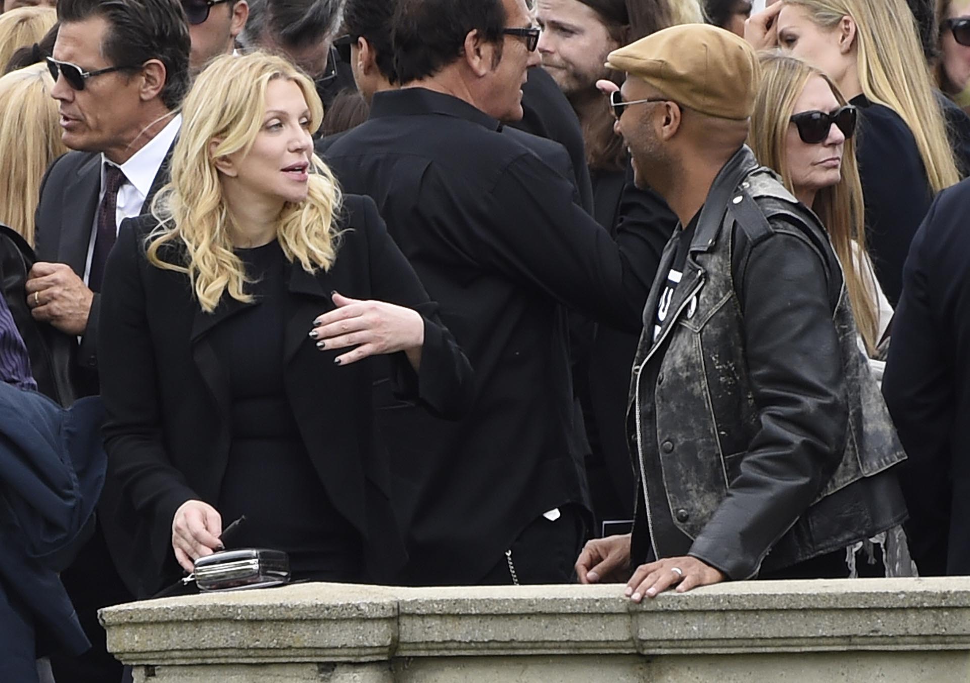 Courtney LoveÂ junto a Tom Morello. DetrÃ¡s, el actor Josh Brolin