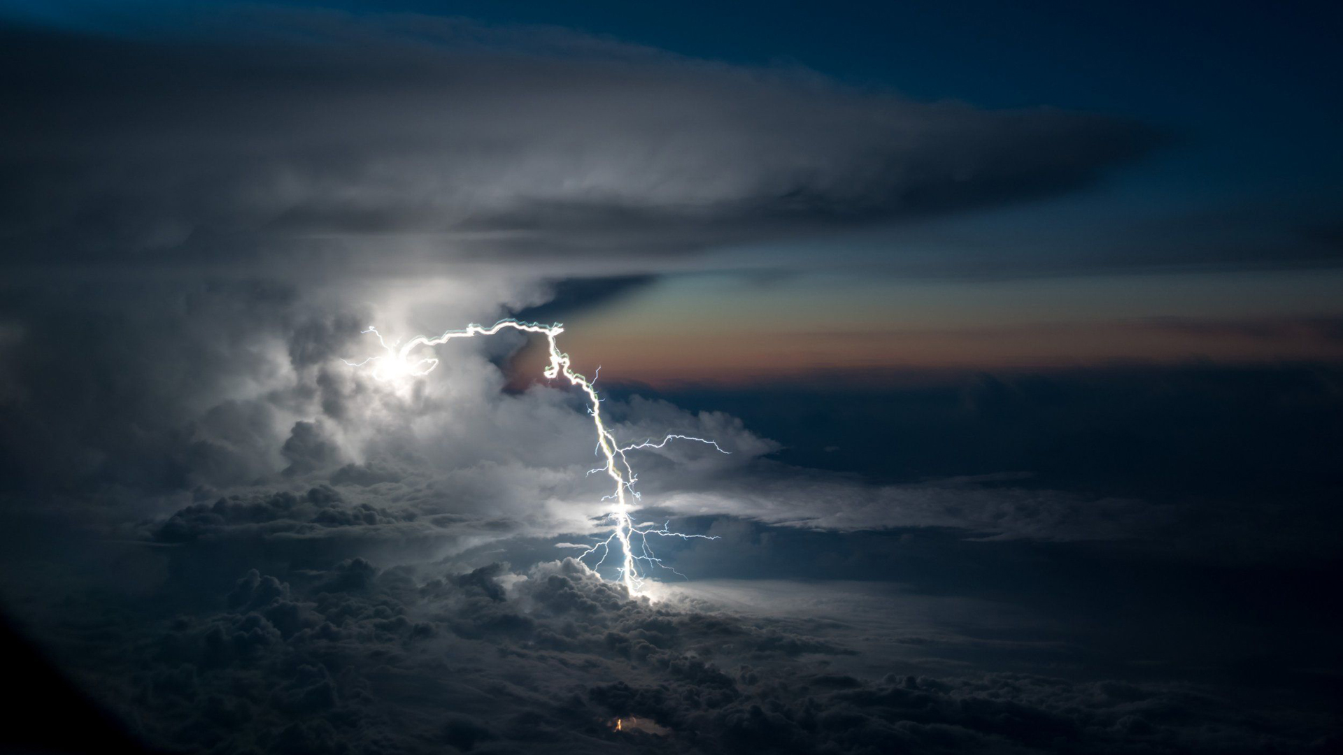 En el medio de la tormenta, sobrevolando la Amazonia ecuatoriana