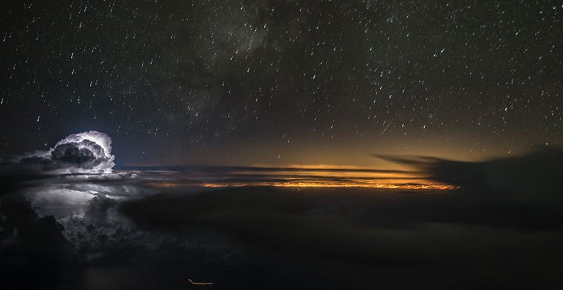 El contraste entre una bola de nubes, el sol que asoma y el cielo oscuro