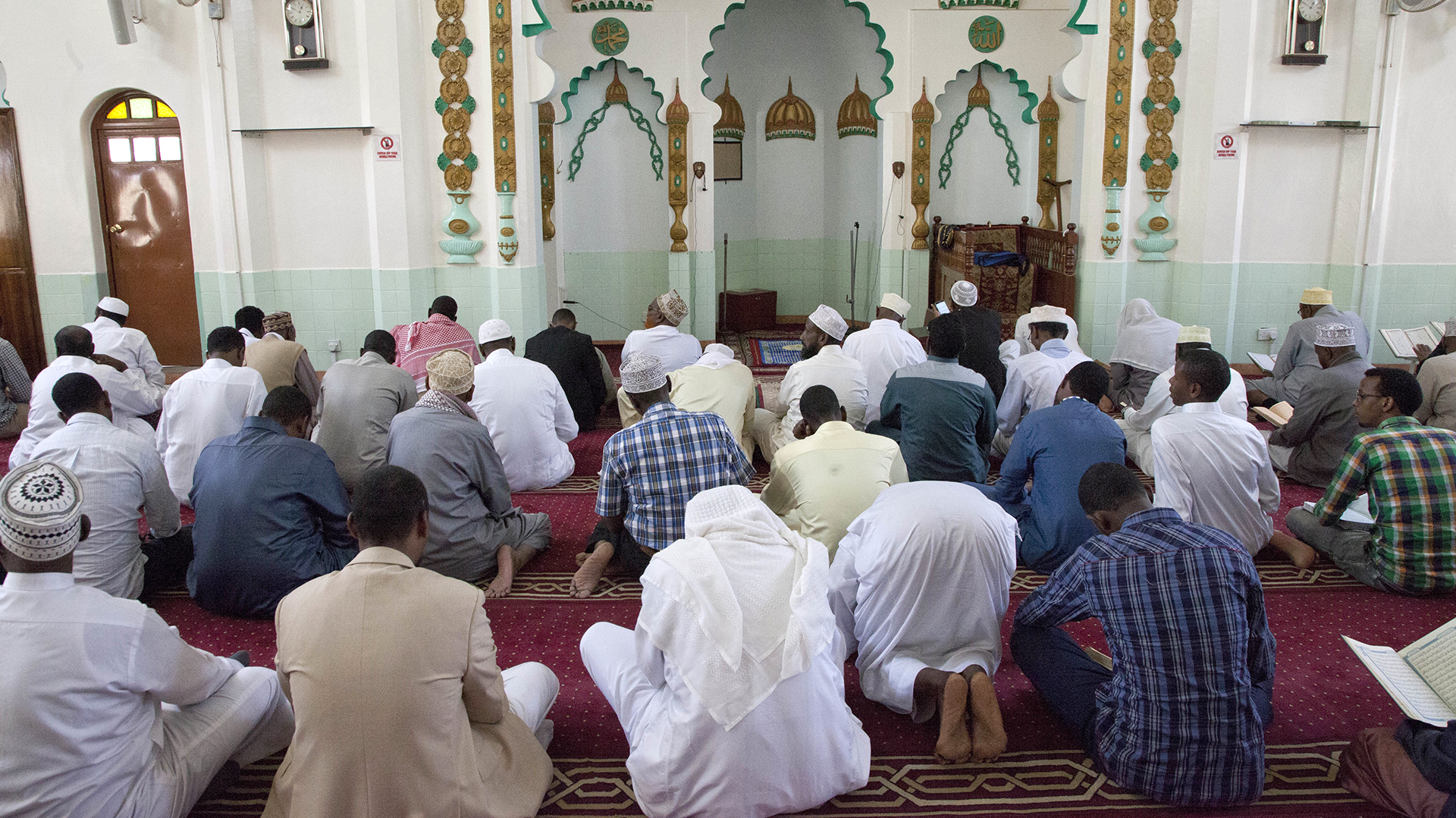 Musulmanes rezan en Masjid Noor, una mezquita en Nairobi, Kenia el sábado 27 de mayo de 2017 durante el primer día del mes sagrado del ayuno islámico de Ramadán (AP)