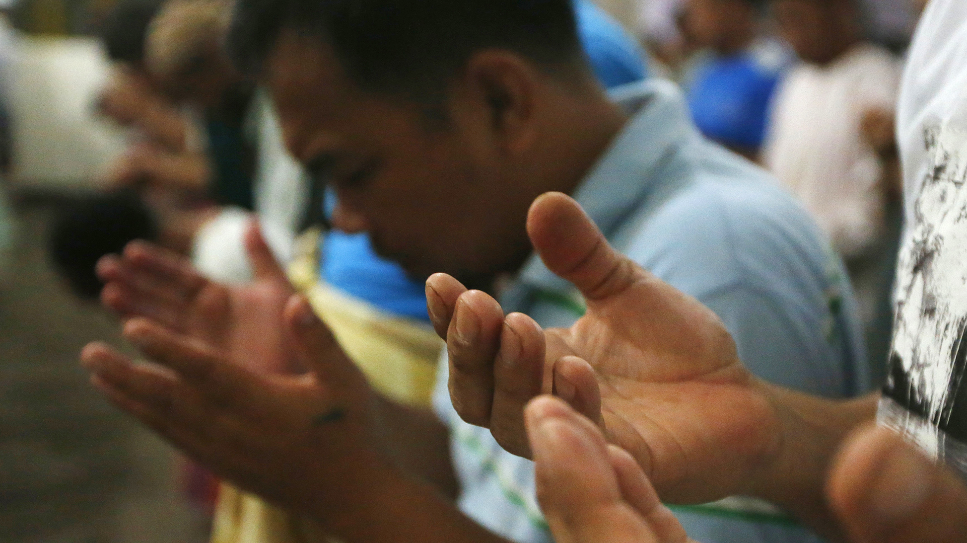 Musulmanes filipinos rezan al amanecer del primer día del mes sagrado de Ramadán el sábado 27 de mayo de 2017 (AP)
