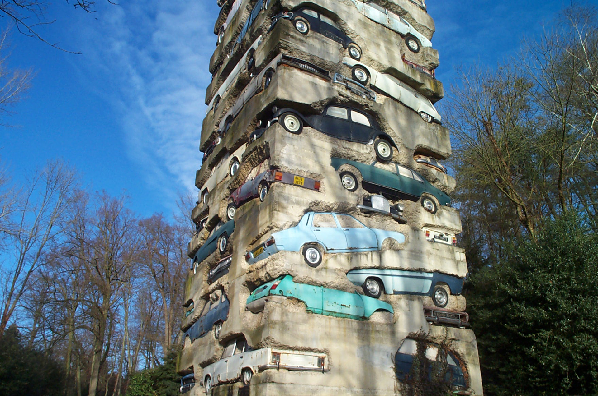 En Francia, una escultura ochentosa mantiene encerrados en el recuerdo a 59 cadáveres de autos clásicos
