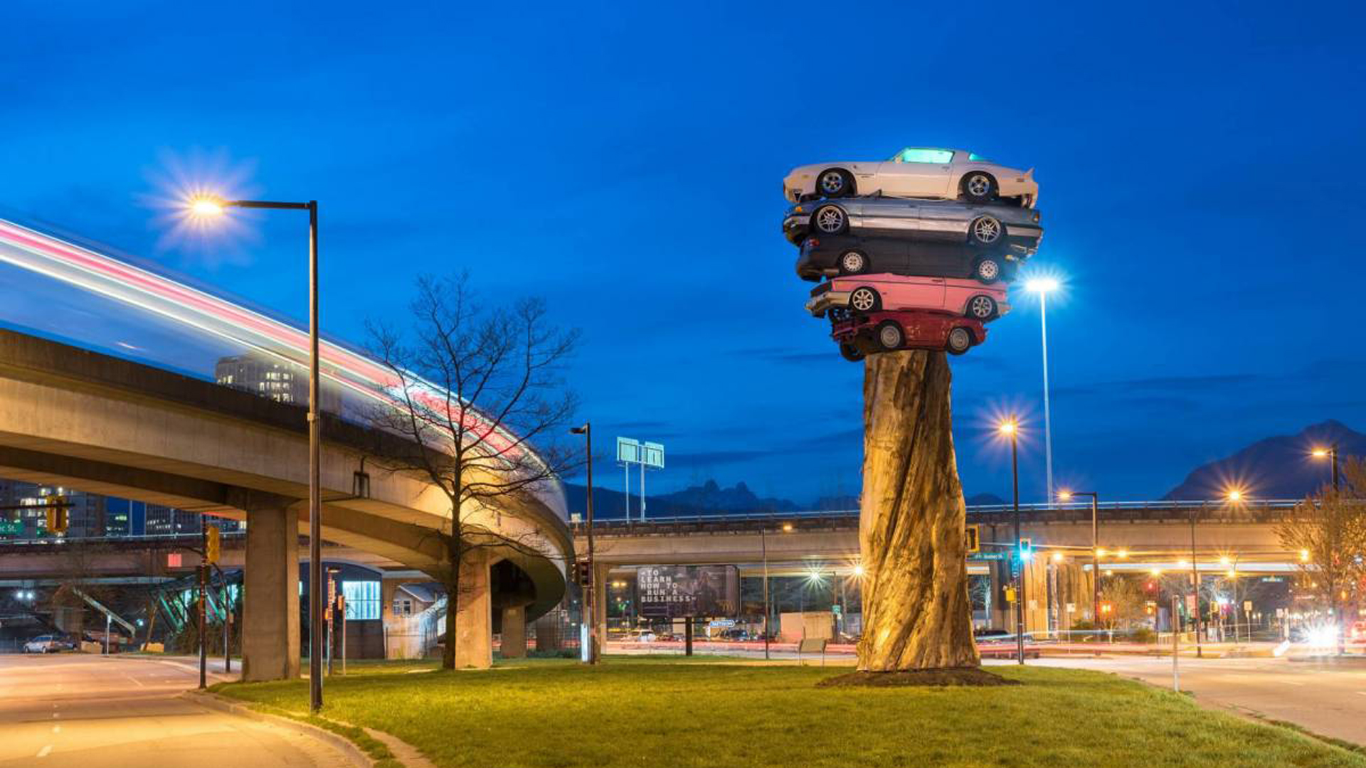 Por las noches, baterías solares encienden las luces de los vehículos del Trans Am Totem