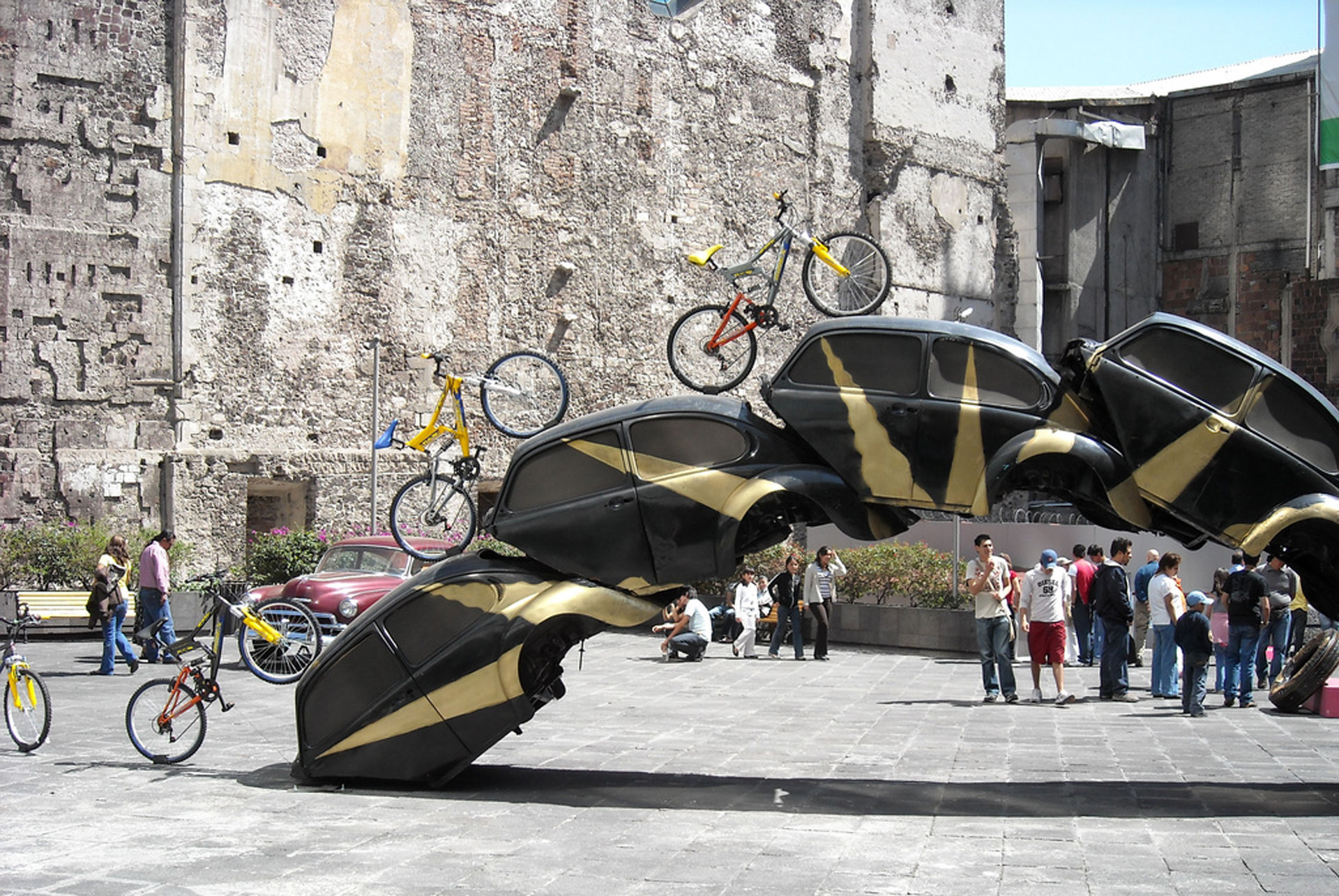 Bicicletas y autos sin neumáticos, la obsesión de la movilidad en una obra de Bestabée Romero en México