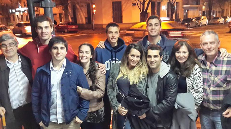 La familia Maeder: Miguel y Betariz inician a la derecha de la imagen, detrás los hermanos Ignacio (rojo), Joaquín (medio) y Augusto , adelante las hermanas María Eugenia y María Andrea