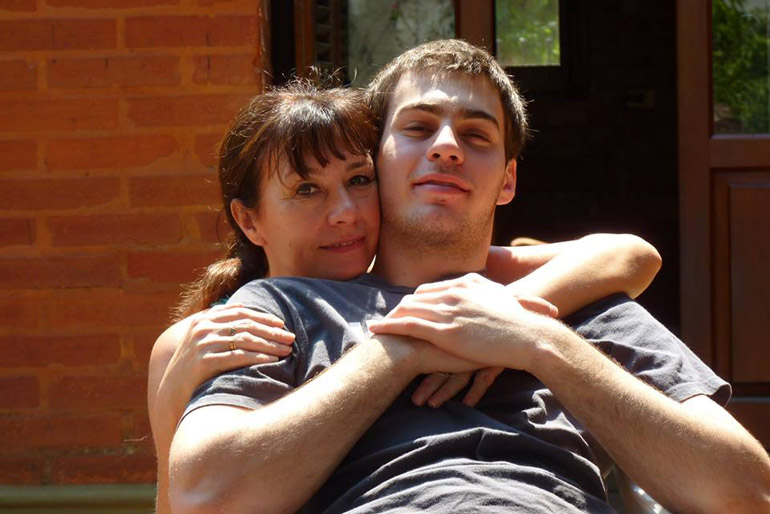 Ignacio y Beatríz, su mamá, quien desde el día que viajó a reunirse con su hijo, enterada del accidente , jamás regresó a su casa de Resistencia, Chaco