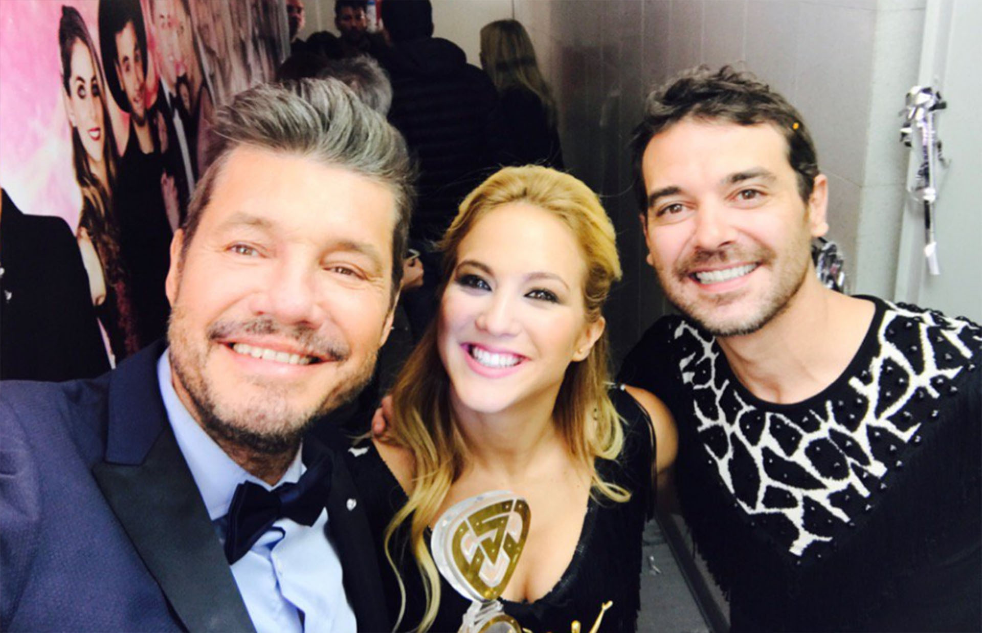 Marcelo Tinelli junto a la última pareja campeona del Bailando: Pedro Alfonso y Flor Vigna