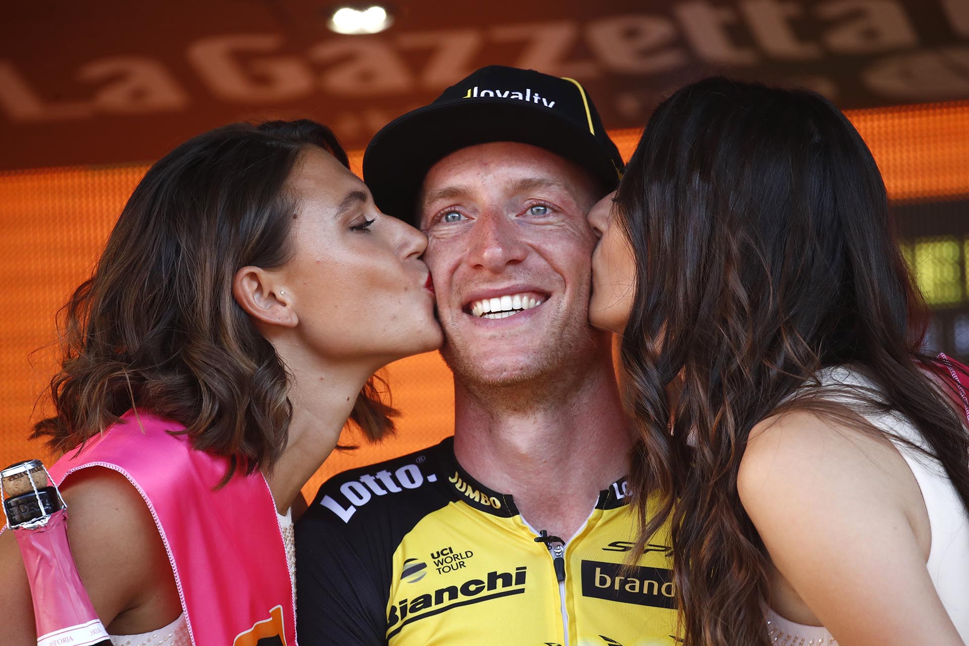 El holandés Jos van Emden celebra haber ganado la etapa individual entre Monza y Milan