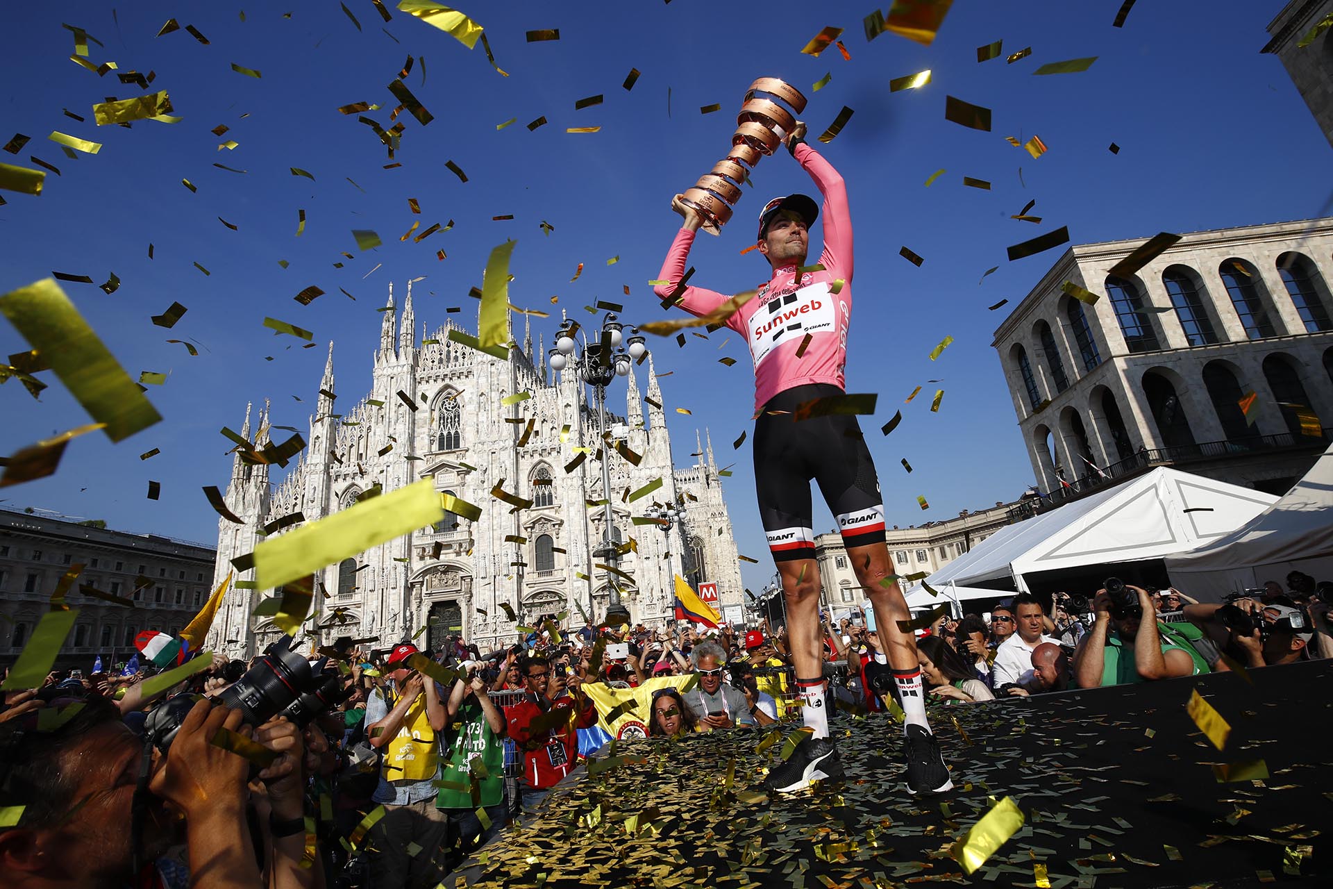El holandés Tom Dumoulin levanta el trofeo ante una multitud
