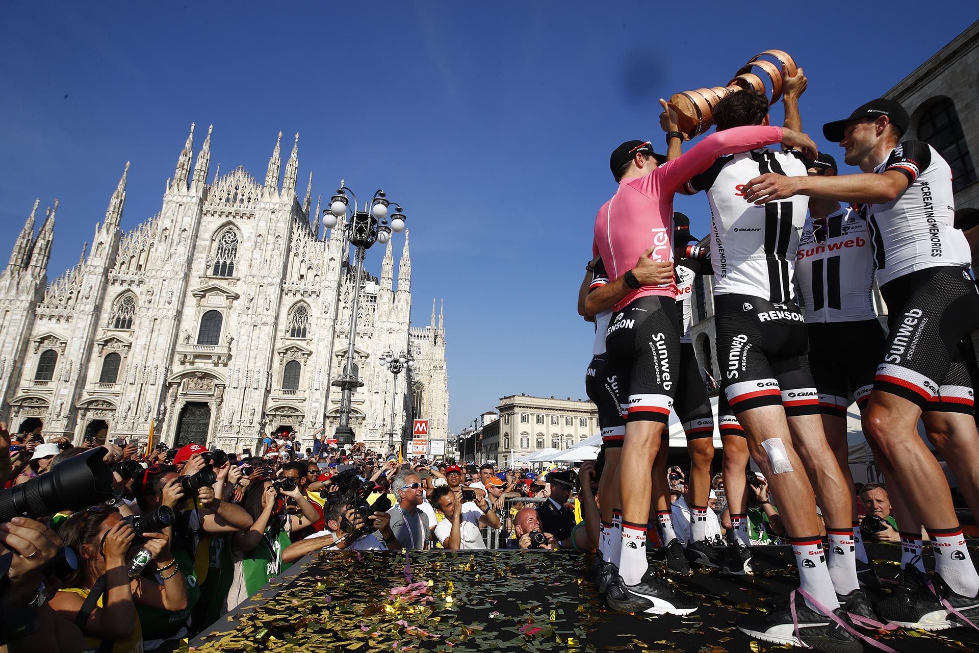 Tom Dumoulin junto a su equipo