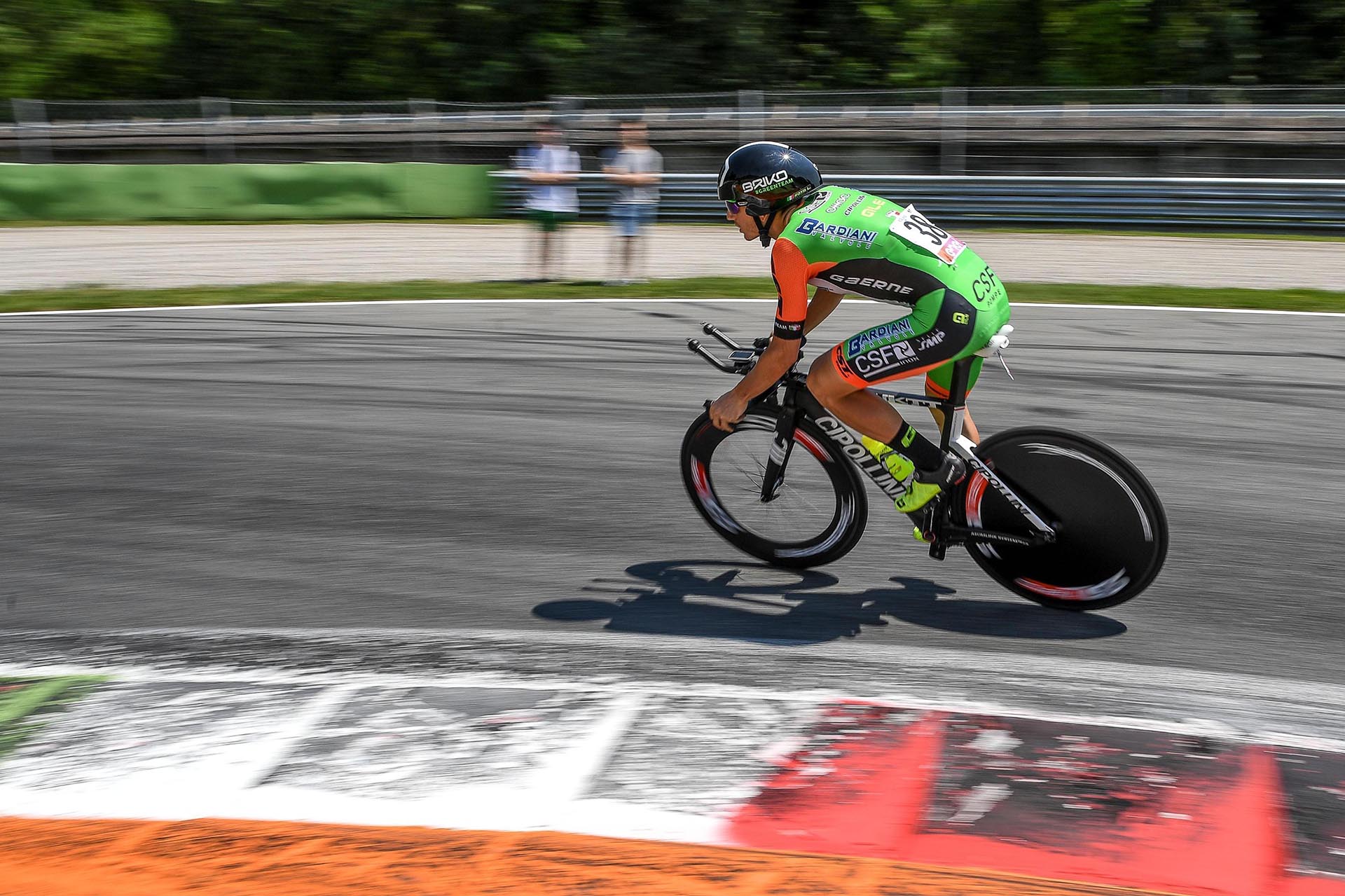 El italiano Lorenzo Rota pedaleando en Monza