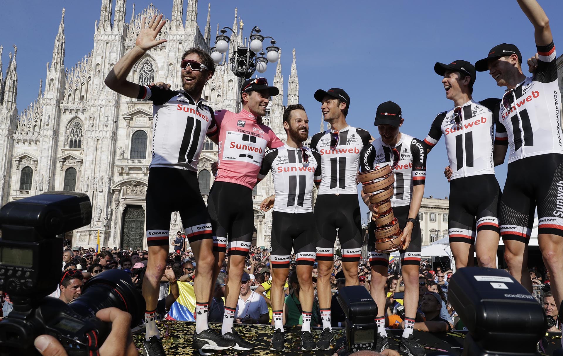 Tom Dumoulin celebra el triunfo con su equipo