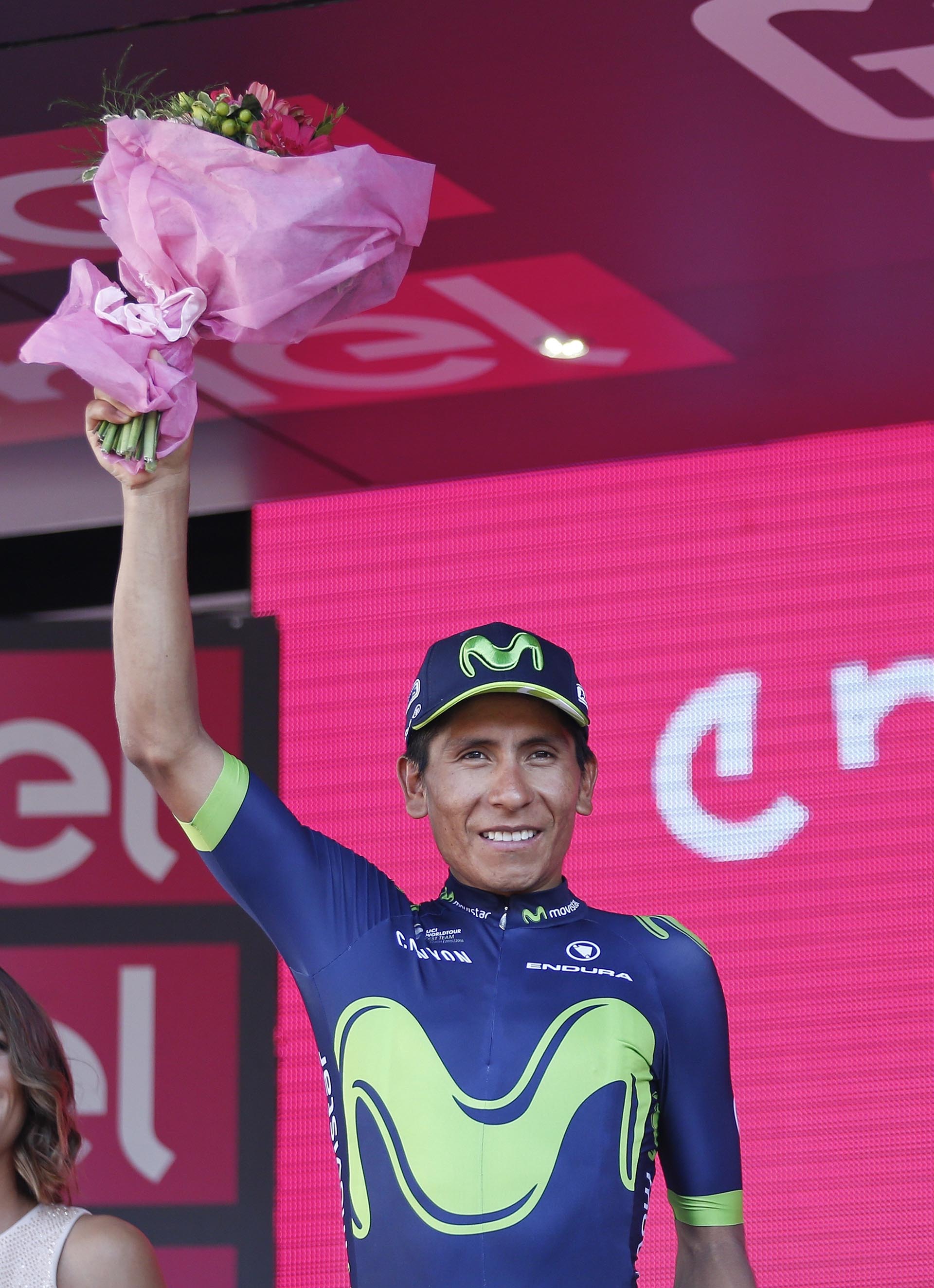El colombiano Nairo Quintana celebra en el podio